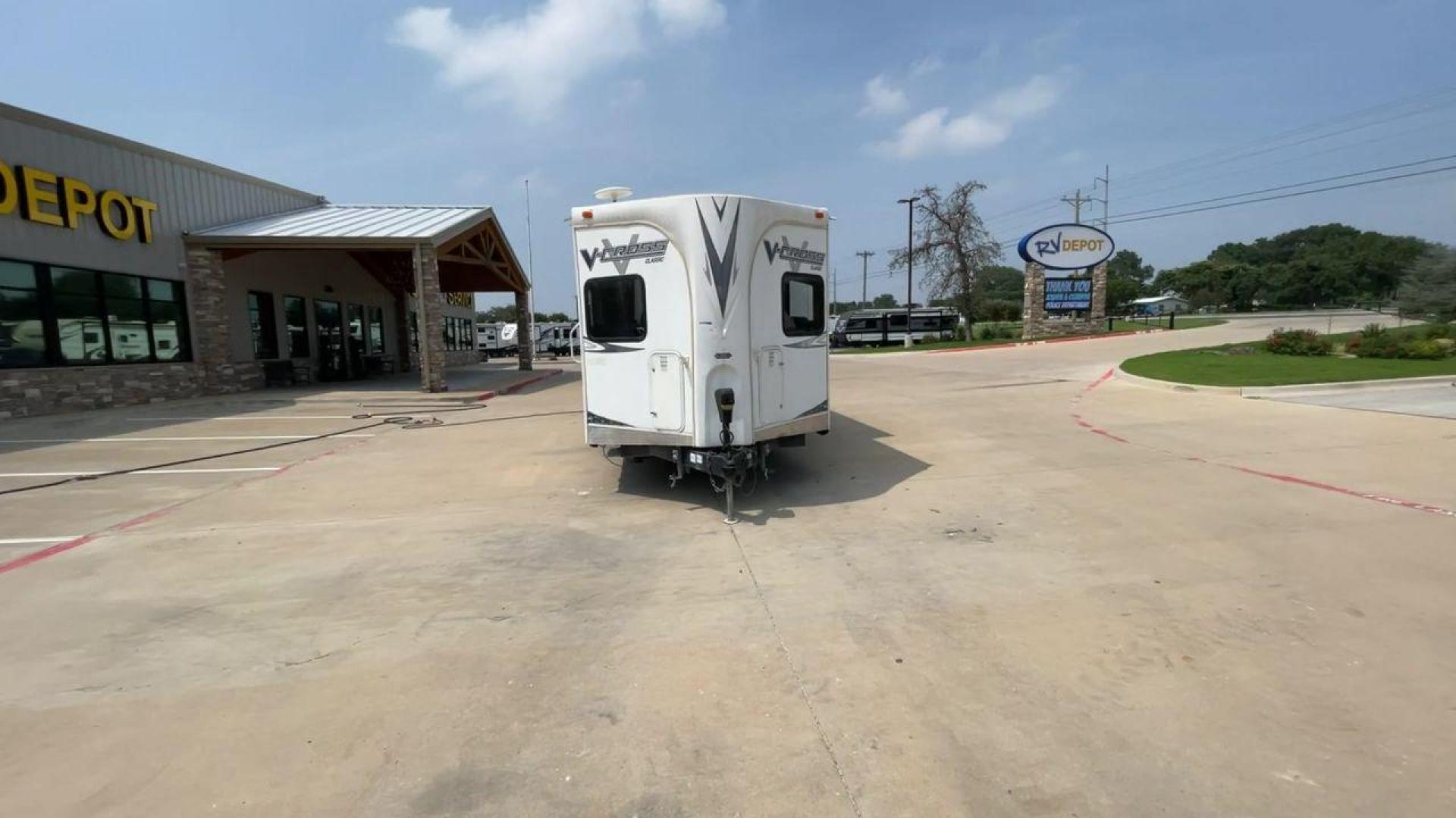 2013 WHITE FOREST RIVER V-CROSS 29VCFL (4X4TVCE22DX) , Length: 33.67 ft | Dry Weight: 6,808 lbs. | Gross Weight: 7,874 lbs. | Slides: 1 transmission, located at 4319 N Main St, Cleburne, TX, 76033, (817) 678-5133, 32.385960, -97.391212 - This 33-foot 2013 Forest River V-Cross 29VCFL trailer offers both comfort and functionality. Its floor plan features a front living area, a fully equipped kitchen, a cozy bedroom, and a spacious bathroom. As you enter the travel trailer, you'll be greeted by the expansive front living area. This uni - Photo#3