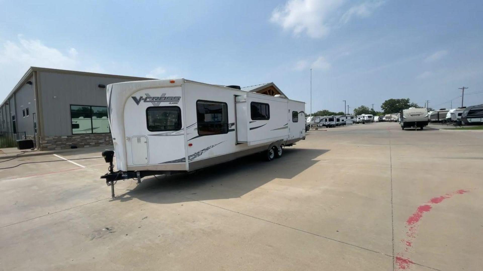 2013 WHITE FOREST RIVER V-CROSS 29VCFL (4X4TVCE22DX) , Length: 33.67 ft | Dry Weight: 6,808 lbs. | Gross Weight: 7,874 lbs. | Slides: 1 transmission, located at 4319 N Main St, Cleburne, TX, 76033, (817) 678-5133, 32.385960, -97.391212 - This 33-foot 2013 Forest River V-Cross 29VCFL trailer offers both comfort and functionality. Its floor plan features a front living area, a fully equipped kitchen, a cozy bedroom, and a spacious bathroom. As you enter the travel trailer, you'll be greeted by the expansive front living area. This uni - Photo#4