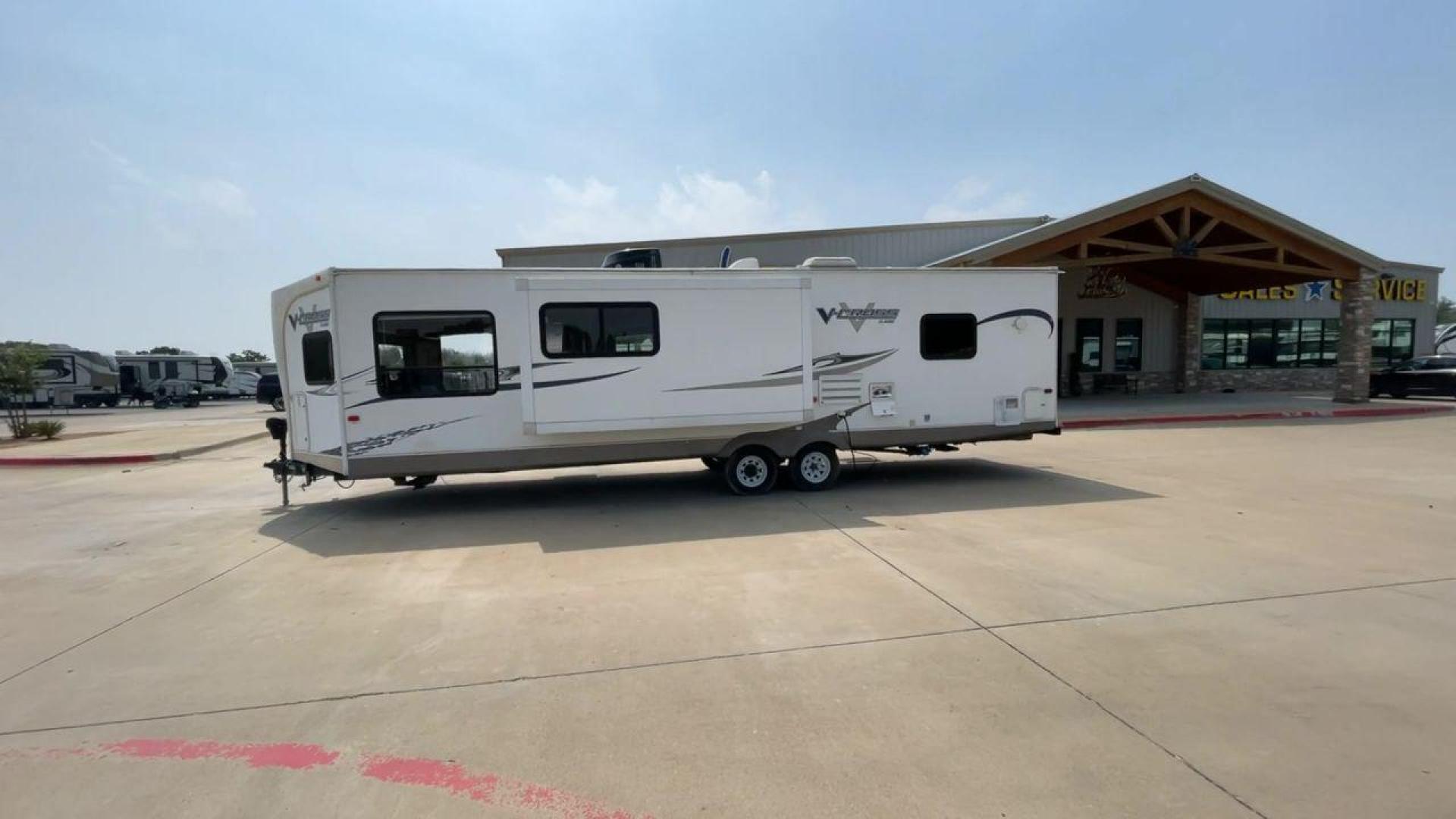 2013 WHITE FOREST RIVER V-CROSS 29VCFL (4X4TVCE22DX) , Length: 33.67 ft | Dry Weight: 6,808 lbs. | Gross Weight: 7,874 lbs. | Slides: 1 transmission, located at 4319 N Main St, Cleburne, TX, 76033, (817) 678-5133, 32.385960, -97.391212 - This 33-foot 2013 Forest River V-Cross 29VCFL trailer offers both comfort and functionality. Its floor plan features a front living area, a fully equipped kitchen, a cozy bedroom, and a spacious bathroom. As you enter the travel trailer, you'll be greeted by the expansive front living area. This uni - Photo#5