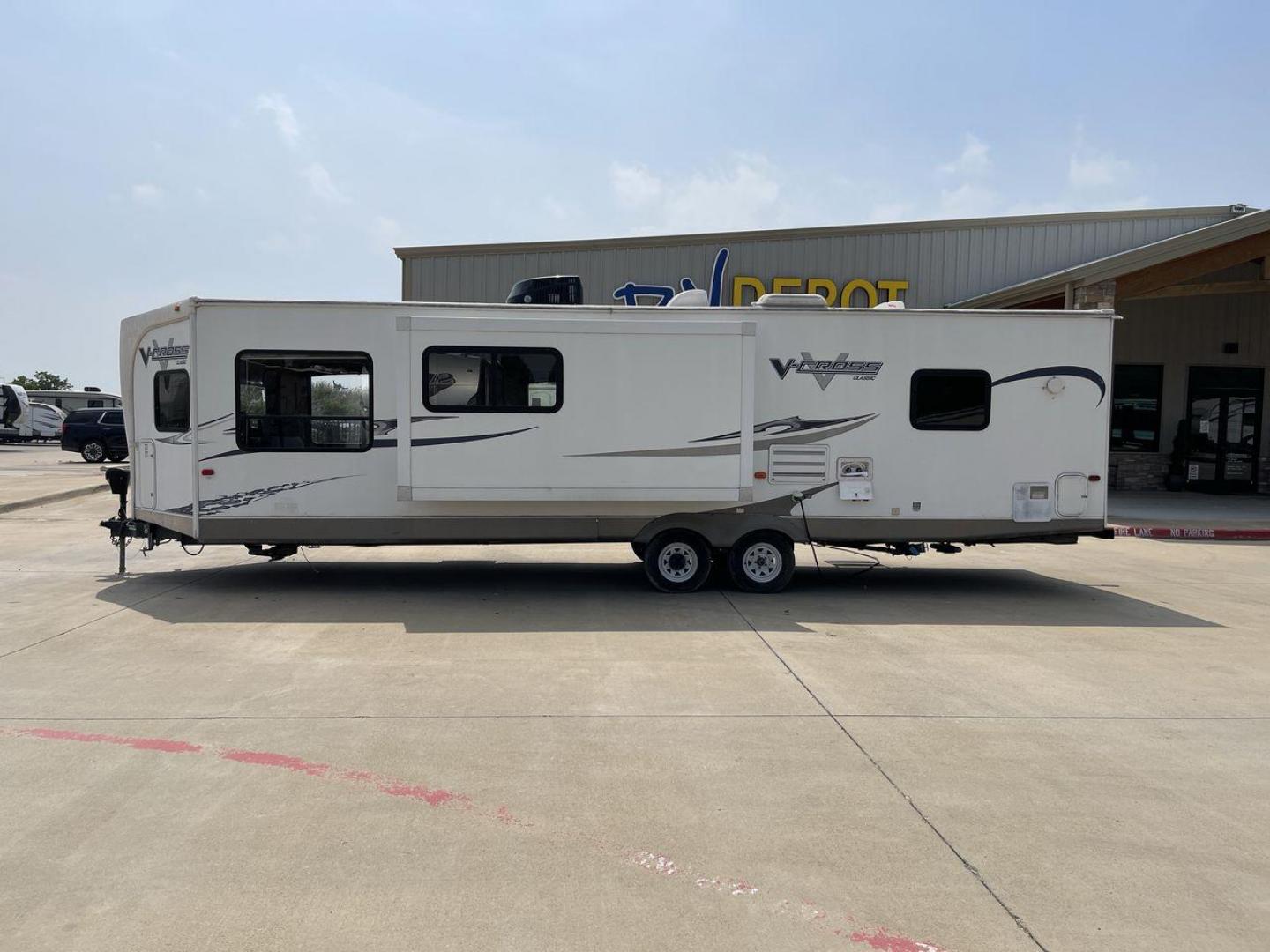 2013 WHITE FOREST RIVER V-CROSS 29VCFL (4X4TVCE22DX) , Length: 33.67 ft | Dry Weight: 6,808 lbs. | Gross Weight: 7,874 lbs. | Slides: 1 transmission, located at 4319 N Main St, Cleburne, TX, 76033, (817) 678-5133, 32.385960, -97.391212 - This 33-foot 2013 Forest River V-Cross 29VCFL trailer offers both comfort and functionality. Its floor plan features a front living area, a fully equipped kitchen, a cozy bedroom, and a spacious bathroom. As you enter the travel trailer, you'll be greeted by the expansive front living area. This uni - Photo#21