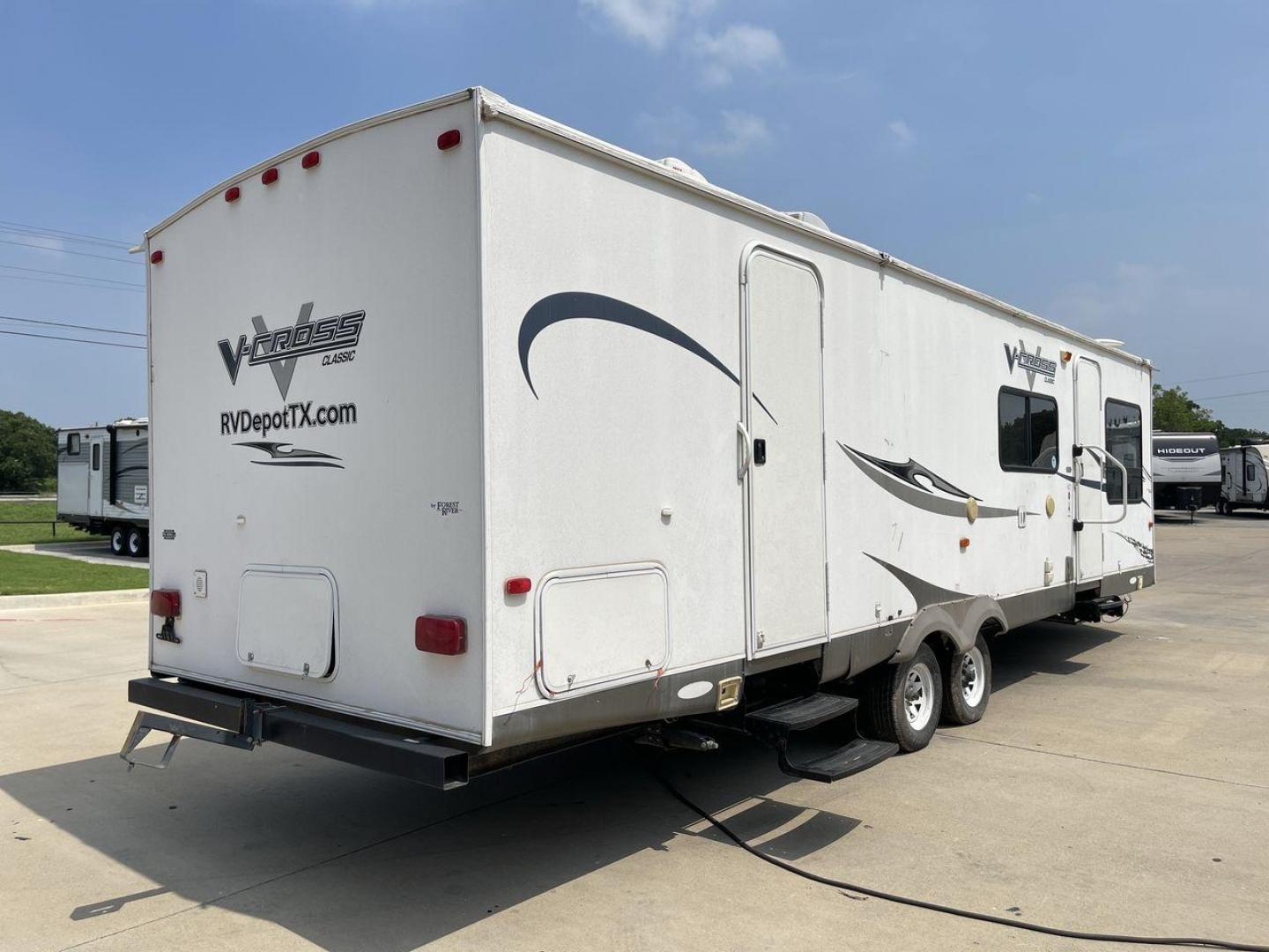 2013 WHITE FOREST RIVER V-CROSS 29VCFL (4X4TVCE22DX) , Length: 33.67 ft | Dry Weight: 6,808 lbs. | Gross Weight: 7,874 lbs. | Slides: 1 transmission, located at 4319 N Main St, Cleburne, TX, 76033, (817) 678-5133, 32.385960, -97.391212 - This 33-foot 2013 Forest River V-Cross 29VCFL trailer offers both comfort and functionality. Its floor plan features a front living area, a fully equipped kitchen, a cozy bedroom, and a spacious bathroom. As you enter the travel trailer, you'll be greeted by the expansive front living area. This uni - Photo#23