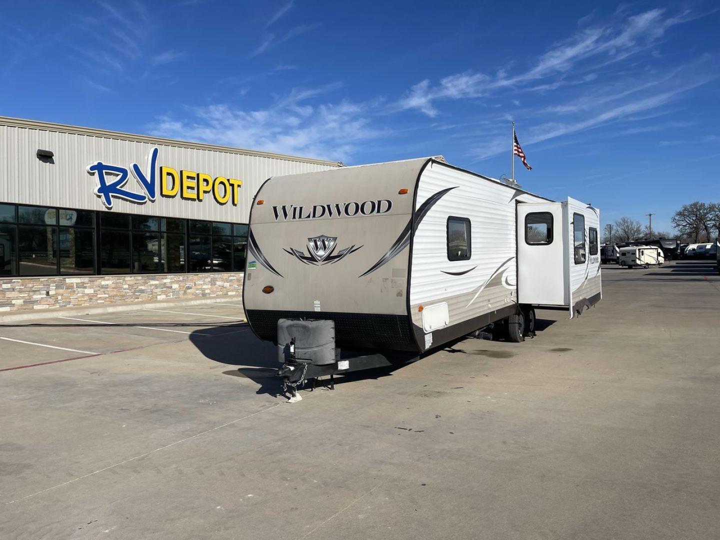 2013 FOREST RIVER WILDWOOD 27RLSS - (4X4TWDC25DA) , Length: 32.17 ft. | Dry Weight: 6,330 lbs. | Slides: 1 transmission, located at 4319 N Main St, Cleburne, TX, 76033, (817) 678-5133, 32.385960, -97.391212 - The 2013 Forest River Wildwood 27RLSS is a single-slide travel trailer that measures 32.17 ft. in length. It has a dry weight of 6,330 lbs. and a payload capacity of 2,637 lbs. It is made of sturdy wood and high-quality aluminum. It also has an automatic heating and cooling rate of 25,000 and 13,500 - Photo#0