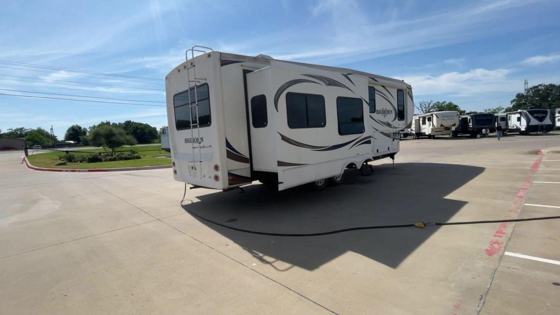 2013 HEARTLAND BIGHORN - (5SFBG3429DE) , located at 4319 N Main St, Cleburne, TX, 76033, (817) 678-5133, 32.385960, -97.391212 - This 2013 Heartland Big Horn Fifth Wheel measures just under 35 feet long and 8 feet wide with a dry weight of 11,440 lbs. It has a GVWR of 14,000 lbs and a hitch weight of 2,115 lbs. This unit also comes with automatic heating and cooling rated at 35,000 and 15,000 BTUs respectively. The exterior o - Photo#1