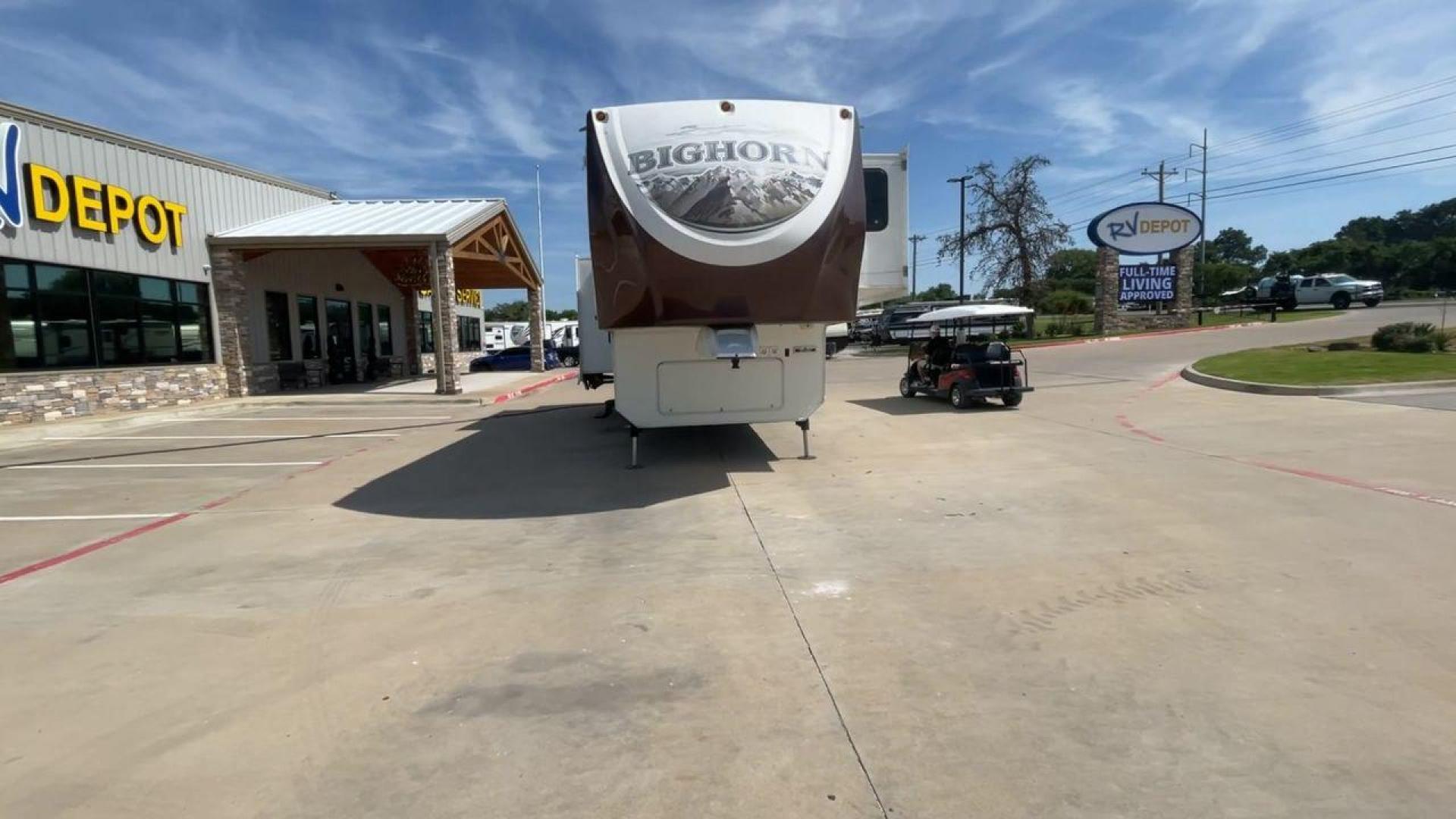 2013 HEARTLAND BIGHORN - (5SFBG3429DE) , located at 4319 N Main St, Cleburne, TX, 76033, (817) 678-5133, 32.385960, -97.391212 - This 2013 Heartland Big Horn Fifth Wheel measures just under 35 feet long and 8 feet wide with a dry weight of 11,440 lbs. It has a GVWR of 14,000 lbs and a hitch weight of 2,115 lbs. This unit also comes with automatic heating and cooling rated at 35,000 and 15,000 BTUs respectively. The exterior o - Photo#4