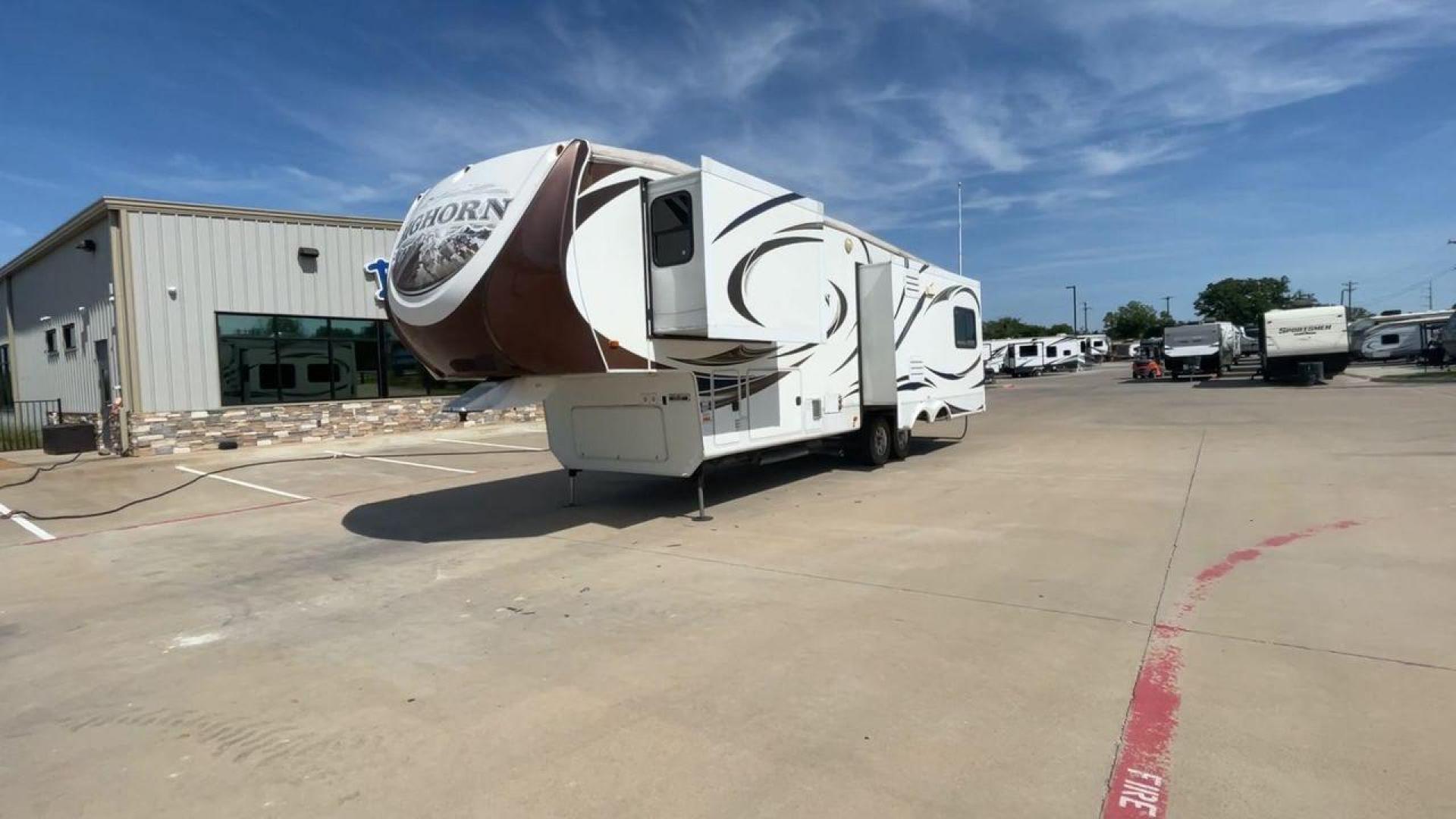 2013 HEARTLAND BIGHORN - (5SFBG3429DE) , located at 4319 N Main St, Cleburne, TX, 76033, (817) 678-5133, 32.385960, -97.391212 - This 2013 Heartland Big Horn Fifth Wheel measures just under 35 feet long and 8 feet wide with a dry weight of 11,440 lbs. It has a GVWR of 14,000 lbs and a hitch weight of 2,115 lbs. This unit also comes with automatic heating and cooling rated at 35,000 and 15,000 BTUs respectively. The exterior o - Photo#5