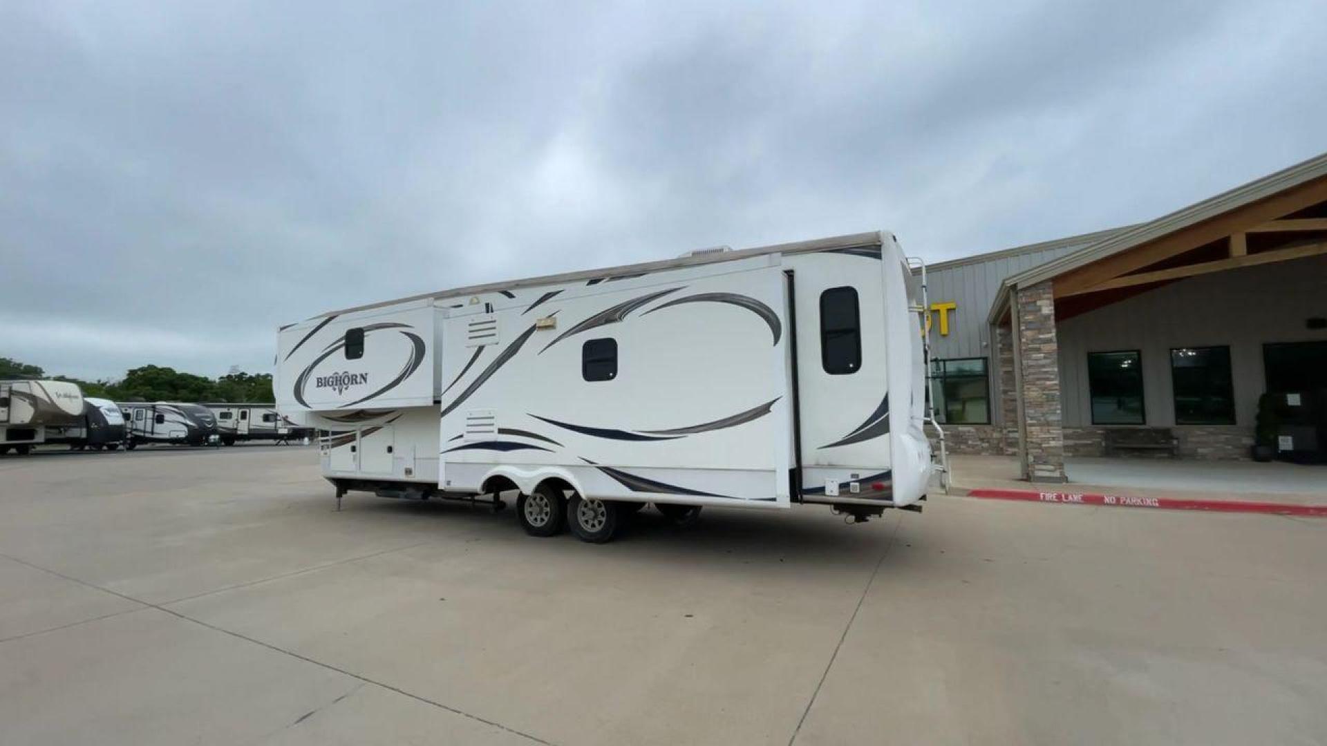 2013 WHITE HEARTLAND BIGHORN 3585RL - (5SFBG3826DE) , Length: 38.25 ft. | Dry Weight: 12,018 lbs. | Gross Weight: 15,500 lbs. | Slides: 3 transmission, located at 4319 N Main St, Cleburne, TX, 76033, (817) 678-5133, 32.385960, -97.391212 - The 2013 Heartland Big Horn 3585RL is a triple-slide fifth wheel measuring 38.25 ft. in length and crafted with aluminum and fiberglass, ensuring durability and longevity. With a dry weight of 12,018 lbs. and a GVWR of 15,500 lbs., this impressive model offers both practicality and versatility. The - Photo#7