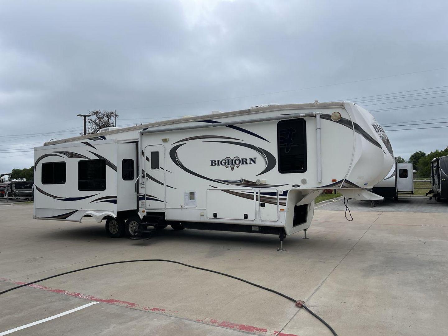 2013 WHITE HEARTLAND BIGHORN 3585RL - (5SFBG3826DE) , Length: 38.25 ft. | Dry Weight: 12,018 lbs. | Gross Weight: 15,500 lbs. | Slides: 3 transmission, located at 4319 N Main St, Cleburne, TX, 76033, (817) 678-5133, 32.385960, -97.391212 - The 2013 Heartland Big Horn 3585RL is a triple-slide fifth wheel measuring 38.25 ft. in length and crafted with aluminum and fiberglass, ensuring durability and longevity. With a dry weight of 12,018 lbs. and a GVWR of 15,500 lbs., this impressive model offers both practicality and versatility. The - Photo#22