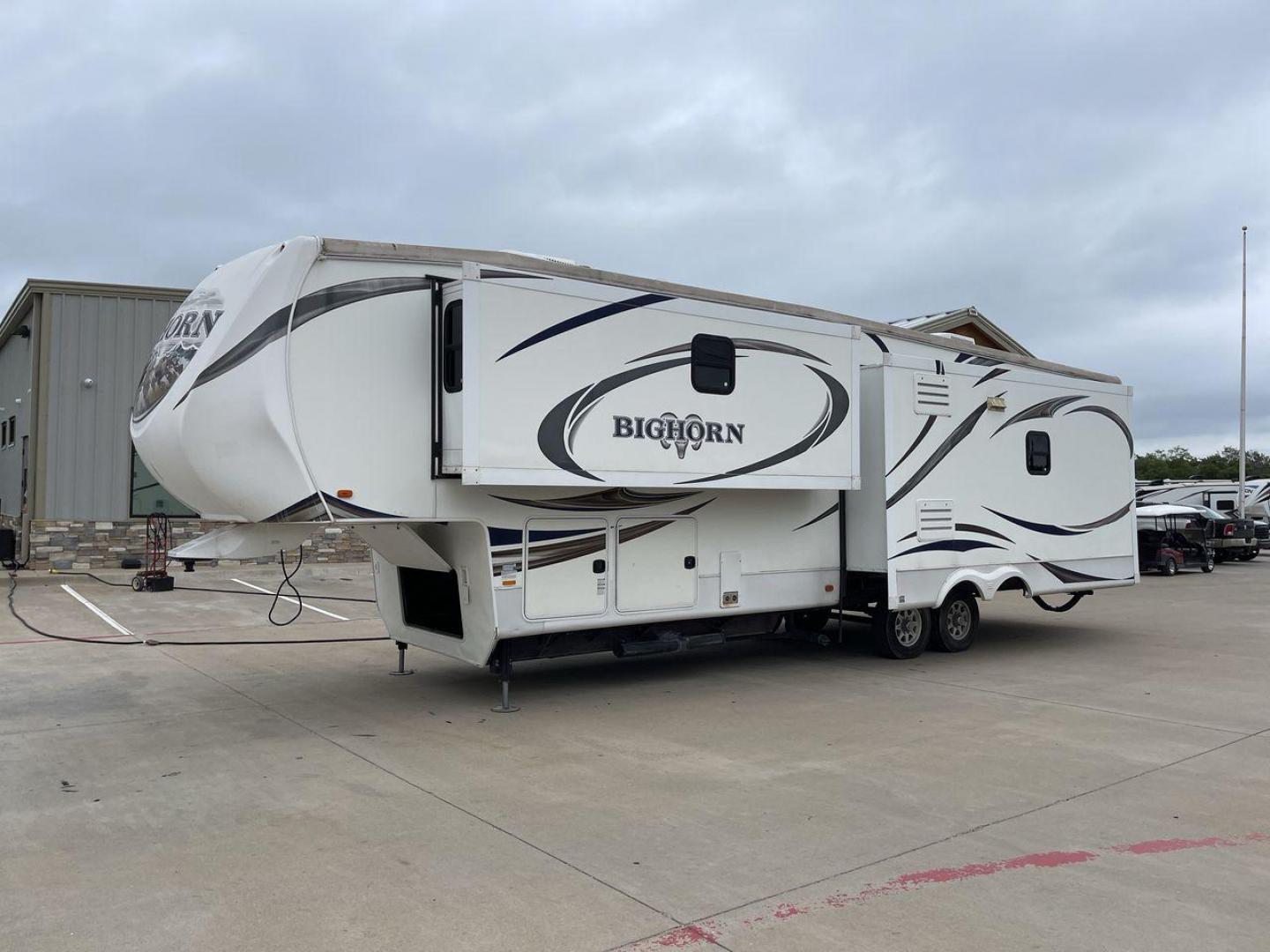 2013 WHITE HEARTLAND BIGHORN 3585RL - (5SFBG3826DE) , Length: 38.25 ft. | Dry Weight: 12,018 lbs. | Gross Weight: 15,500 lbs. | Slides: 3 transmission, located at 4319 N Main St, Cleburne, TX, 76033, (817) 678-5133, 32.385960, -97.391212 - The 2013 Heartland Big Horn 3585RL is a triple-slide fifth wheel measuring 38.25 ft. in length and crafted with aluminum and fiberglass, ensuring durability and longevity. With a dry weight of 12,018 lbs. and a GVWR of 15,500 lbs., this impressive model offers both practicality and versatility. The - Photo#23