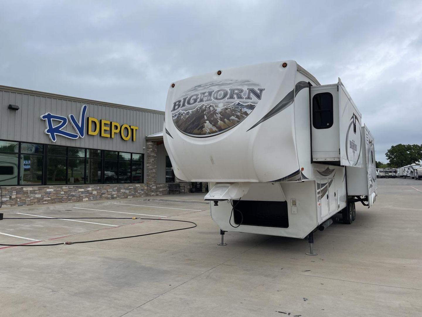 2013 WHITE HEARTLAND BIGHORN 3585RL - (5SFBG3826DE) , Length: 38.25 ft. | Dry Weight: 12,018 lbs. | Gross Weight: 15,500 lbs. | Slides: 3 transmission, located at 4319 N Main St, Cleburne, TX, 76033, (817) 678-5133, 32.385960, -97.391212 - The 2013 Heartland Big Horn 3585RL is a triple-slide fifth wheel measuring 38.25 ft. in length and crafted with aluminum and fiberglass, ensuring durability and longevity. With a dry weight of 12,018 lbs. and a GVWR of 15,500 lbs., this impressive model offers both practicality and versatility. The - Photo#0