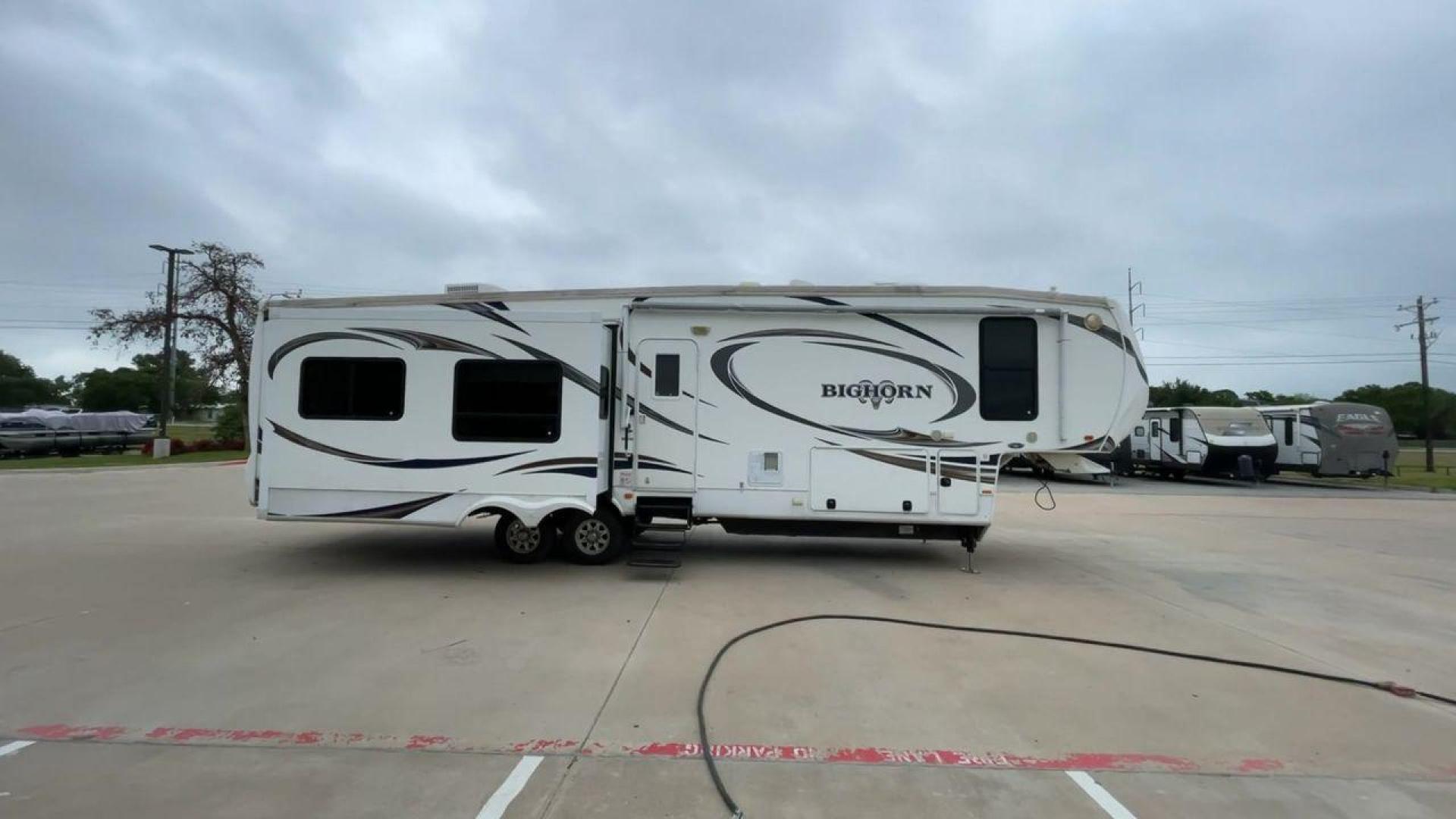 2013 WHITE HEARTLAND BIGHORN 3585RL - (5SFBG3826DE) , Length: 38.25 ft. | Dry Weight: 12,018 lbs. | Gross Weight: 15,500 lbs. | Slides: 3 transmission, located at 4319 N Main St, Cleburne, TX, 76033, (817) 678-5133, 32.385960, -97.391212 - The 2013 Heartland Big Horn 3585RL is a triple-slide fifth wheel measuring 38.25 ft. in length and crafted with aluminum and fiberglass, ensuring durability and longevity. With a dry weight of 12,018 lbs. and a GVWR of 15,500 lbs., this impressive model offers both practicality and versatility. The - Photo#2