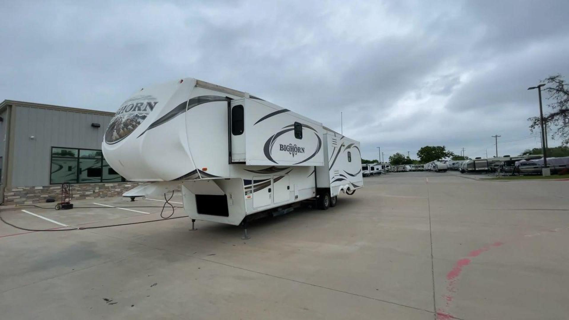 2013 WHITE HEARTLAND BIGHORN 3585RL - (5SFBG3826DE) , Length: 38.25 ft. | Dry Weight: 12,018 lbs. | Gross Weight: 15,500 lbs. | Slides: 3 transmission, located at 4319 N Main St, Cleburne, TX, 76033, (817) 678-5133, 32.385960, -97.391212 - The 2013 Heartland Big Horn 3585RL is a triple-slide fifth wheel measuring 38.25 ft. in length and crafted with aluminum and fiberglass, ensuring durability and longevity. With a dry weight of 12,018 lbs. and a GVWR of 15,500 lbs., this impressive model offers both practicality and versatility. The - Photo#5