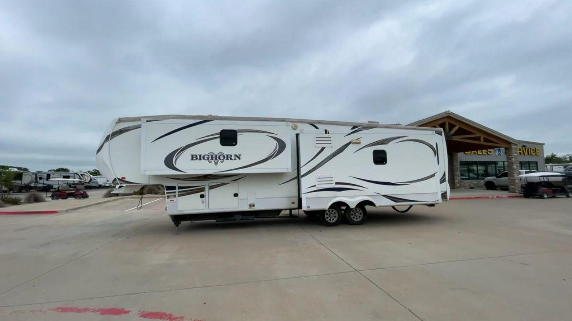 2013 WHITE HEARTLAND BIGHORN 3585RL - (5SFBG3826DE) , Length: 38.25 ft. | Dry Weight: 12,018 lbs. | Gross Weight: 15,500 lbs. | Slides: 3 transmission, located at 4319 N Main St, Cleburne, TX, 76033, (817) 678-5133, 32.385960, -97.391212 - The 2013 Heartland Big Horn 3585RL is a triple-slide fifth wheel measuring 38.25 ft. in length and crafted with aluminum and fiberglass, ensuring durability and longevity. With a dry weight of 12,018 lbs. and a GVWR of 15,500 lbs., this impressive model offers both practicality and versatility. The - Photo#6