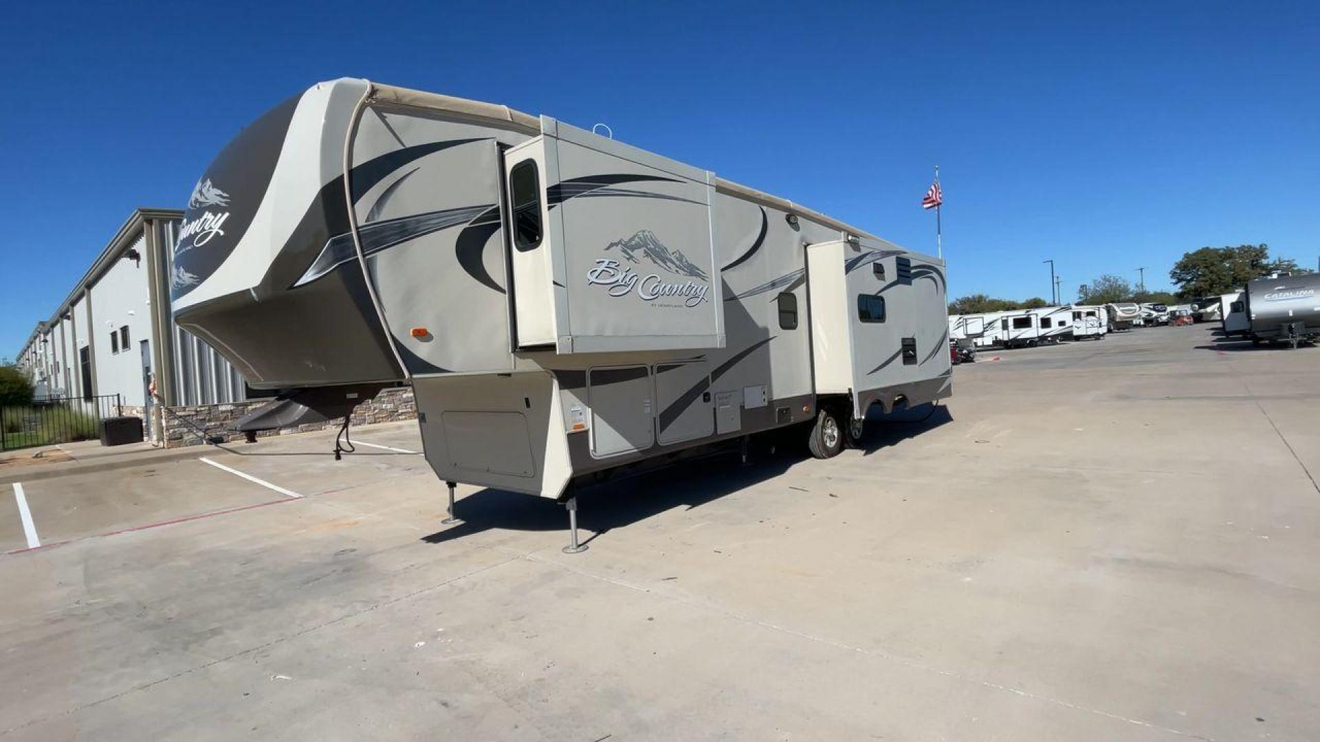 2013 HEARTLAND BIG COUNTRY 3251TS (5SFBG3423DE) , Length: 37.92 ft. | Dry Weight: 10,999 lbs. | Gross Weight: 14,000 lbs. | Slides: 3 transmission, located at 4319 N Main St, Cleburne, TX, 76033, (817) 678-5133, 32.385960, -97.391212 - This 2013 Heartland Big Country 3251TS fifth wheel measures 37.92 feet. There are two axles with aluminum wheels and hydraulic drum brakes. Its dry weight is 10,999 lbs; its payload is 3,410 lbs, its hitch is 1,920 lbs and the GVWR 14,000 lbs. The fiberglass walls are painted tan with gray and blue - Photo#5