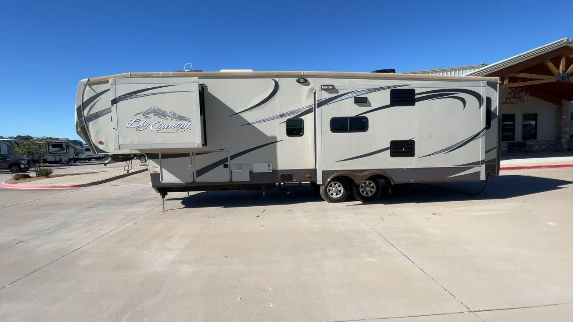 2013 HEARTLAND BIG COUNTRY 3251TS (5SFBG3423DE) , Length: 37.92 ft. | Dry Weight: 10,999 lbs. | Gross Weight: 14,000 lbs. | Slides: 3 transmission, located at 4319 N Main St, Cleburne, TX, 76033, (817) 678-5133, 32.385960, -97.391212 - This 2013 Heartland Big Country 3251TS fifth wheel measures 37.92 feet. There are two axles with aluminum wheels and hydraulic drum brakes. Its dry weight is 10,999 lbs; its payload is 3,410 lbs, its hitch is 1,920 lbs and the GVWR 14,000 lbs. The fiberglass walls are painted tan with gray and blue - Photo#6