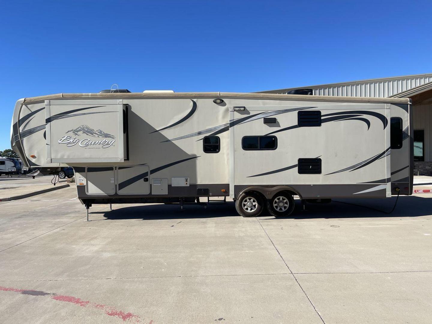 2013 HEARTLAND BIG COUNTRY 3251TS (5SFBG3423DE) , Length: 37.92 ft. | Dry Weight: 10,999 lbs. | Gross Weight: 14,000 lbs. | Slides: 3 transmission, located at 4319 N Main St, Cleburne, TX, 76033, (817) 678-5133, 32.385960, -97.391212 - This 2013 Heartland Big Country 3251TS fifth wheel measures 37.92 feet. There are two axles with aluminum wheels and hydraulic drum brakes. Its dry weight is 10,999 lbs; its payload is 3,410 lbs, its hitch is 1,920 lbs and the GVWR 14,000 lbs. The fiberglass walls are painted tan with gray and blue - Photo#22