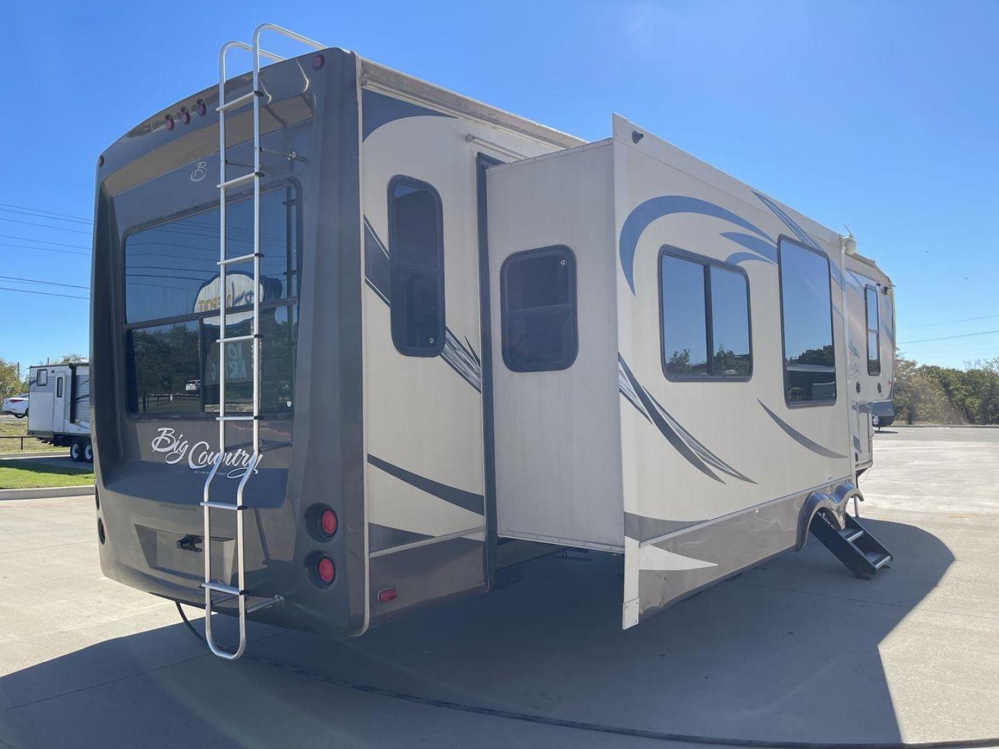 2013 HEARTLAND BIG COUNTRY 3251TS (5SFBG3423DE) , Length: 37.92 ft. | Dry Weight: 10,999 lbs. | Gross Weight: 14,000 lbs. | Slides: 3 transmission, located at 4319 N Main St, Cleburne, TX, 76033, (817) 678-5133, 32.385960, -97.391212 - This 2013 Heartland Big Country 3251TS fifth wheel measures 37.92 feet. There are two axles with aluminum wheels and hydraulic drum brakes. Its dry weight is 10,999 lbs; its payload is 3,410 lbs, its hitch is 1,920 lbs and the GVWR 14,000 lbs. The fiberglass walls are painted tan with gray and blue - Photo#23