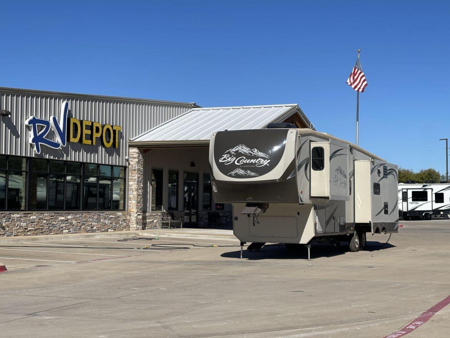 2013 HEARTLAND BIG COUNTRY 3251TS (5SFBG3423DE) , Length: 37.92 ft. | Dry Weight: 10,999 lbs. | Gross Weight: 14,000 lbs. | Slides: 3 transmission, located at 4319 N Main St, Cleburne, TX, 76033, (817) 678-5133, 32.385960, -97.391212 - This 2013 Heartland Big Country 3251TS fifth wheel measures 37.92 feet. There are two axles with aluminum wheels and hydraulic drum brakes. Its dry weight is 10,999 lbs; its payload is 3,410 lbs, its hitch is 1,920 lbs and the GVWR 14,000 lbs. The fiberglass walls are painted tan with gray and blue - Photo#0