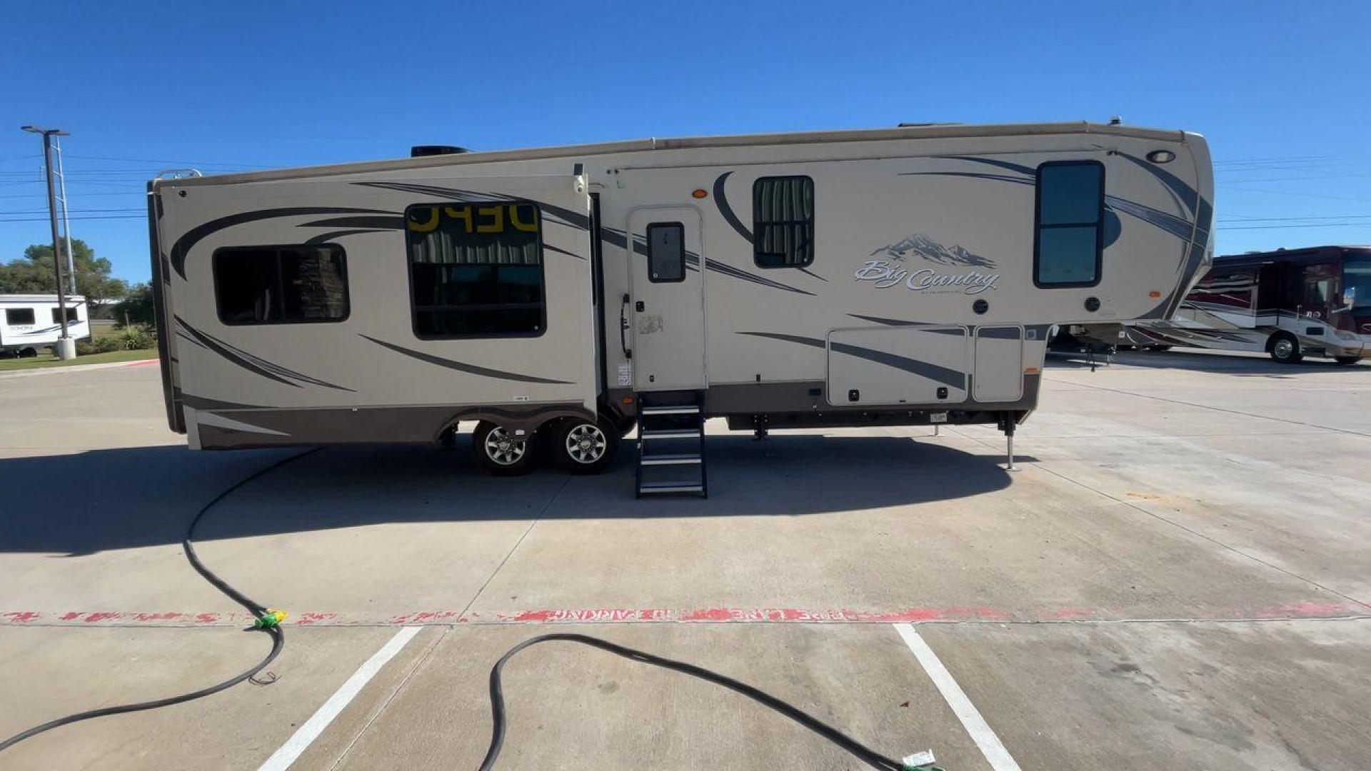 2013 HEARTLAND BIG COUNTRY 3251TS (5SFBG3423DE) , Length: 37.92 ft. | Dry Weight: 10,999 lbs. | Gross Weight: 14,000 lbs. | Slides: 3 transmission, located at 4319 N Main St, Cleburne, TX, 76033, (817) 678-5133, 32.385960, -97.391212 - This 2013 Heartland Big Country 3251TS fifth wheel measures 37.92 feet. There are two axles with aluminum wheels and hydraulic drum brakes. Its dry weight is 10,999 lbs; its payload is 3,410 lbs, its hitch is 1,920 lbs and the GVWR 14,000 lbs. The fiberglass walls are painted tan with gray and blue - Photo#2