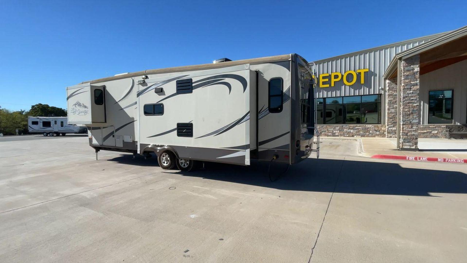 2013 HEARTLAND BIG COUNTRY 3251TS (5SFBG3423DE) , Length: 37.92 ft. | Dry Weight: 10,999 lbs. | Gross Weight: 14,000 lbs. | Slides: 3 transmission, located at 4319 N Main St, Cleburne, TX, 76033, (817) 678-5133, 32.385960, -97.391212 - This 2013 Heartland Big Country 3251TS fifth wheel measures 37.92 feet. There are two axles with aluminum wheels and hydraulic drum brakes. Its dry weight is 10,999 lbs; its payload is 3,410 lbs, its hitch is 1,920 lbs and the GVWR 14,000 lbs. The fiberglass walls are painted tan with gray and blue - Photo#7