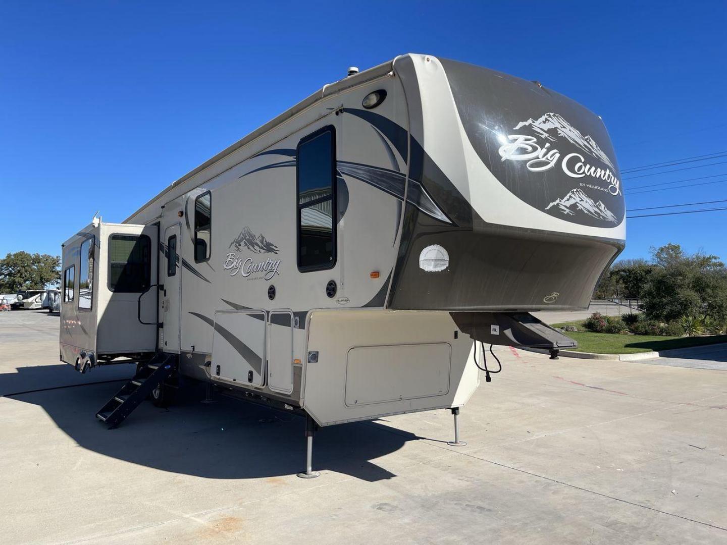 2013 HEARTLAND BIG COUNTRY 3251TS (5SFBG3423DE) , Length: 37.92 ft. | Dry Weight: 10,999 lbs. | Gross Weight: 14,000 lbs. | Slides: 3 transmission, located at 4319 N Main St, Cleburne, TX, 76033, (817) 678-5133, 32.385960, -97.391212 - This 2013 Heartland Big Country 3251TS fifth wheel measures 37.92 feet. There are two axles with aluminum wheels and hydraulic drum brakes. Its dry weight is 10,999 lbs; its payload is 3,410 lbs, its hitch is 1,920 lbs and the GVWR 14,000 lbs. The fiberglass walls are painted tan with gray and blue - Photo#22