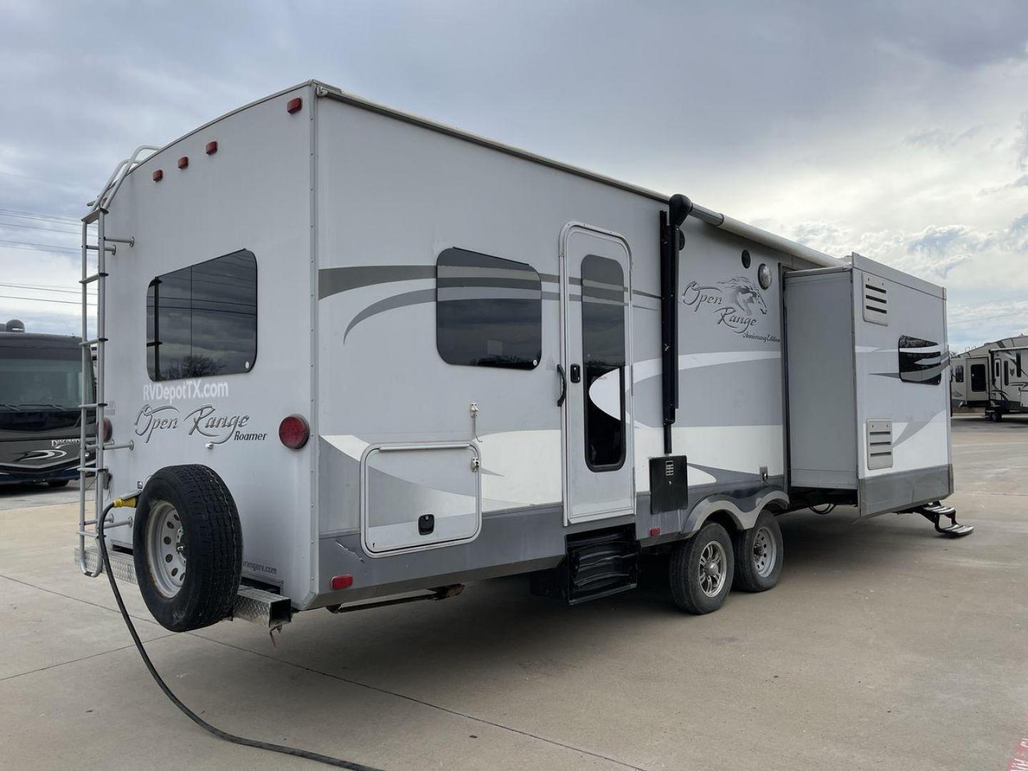 2013 GRAY HEARTLAND OPEN RANGE 288FLR - (5XMTL3726D2) , Length: 33.5 ft | Dry Weight: 7,480 lbs. | Gross Weight: 9,800 lbs. | Slides: 3 transmission, located at 4319 N Main St, Cleburne, TX, 76033, (817) 678-5133, 32.385960, -97.391212 - The 2013 Heartland Open Range 288FLR focuses on spacious living and thoughtful design. This travel trailer offers a luxurious home on wheels for those seeking both comfort and adventure. Step into the RV and be welcomed by the innovative front living room layout. This unique design features a spacio - Photo#22