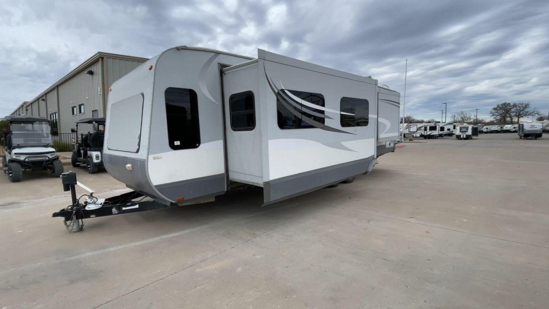 2013 GRAY HEARTLAND OPEN RANGE 288FLR - (5XMTL3726D2) , Length: 33.5 ft | Dry Weight: 7,480 lbs. | Gross Weight: 9,800 lbs. | Slides: 3 transmission, located at 4319 N Main St, Cleburne, TX, 76033, (817) 678-5133, 32.385960, -97.391212 - The 2013 Heartland Open Range 288FLR focuses on spacious living and thoughtful design. This travel trailer offers a luxurious home on wheels for those seeking both comfort and adventure. Step into the RV and be welcomed by the innovative front living room layout. This unique design features a spacio - Photo#5