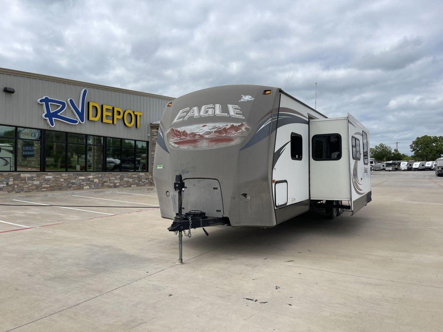 2013 JAYCO EAGLE 314BDS (1UJBJ0BSXD1) , Length: 32.58 ft. | Dry Weight: 7,465 lbs. | Gross Weight: 9,975 lbs. | Slides: 2 transmission, located at 4319 N Main St, Cleburne, TX, 76033, (817) 678-5133, 32.385960, -97.391212 - The 2013 Jayco Eagle 314BDS is a robust and spacious travel trailer designed to deliver a comfortable and enjoyable camping experience for families and groups. It stretches 32.58 feet in length and boasts a dry weight of 7,465 pounds, making it a solid choice for those looking to tow a substantial y - Photo#0