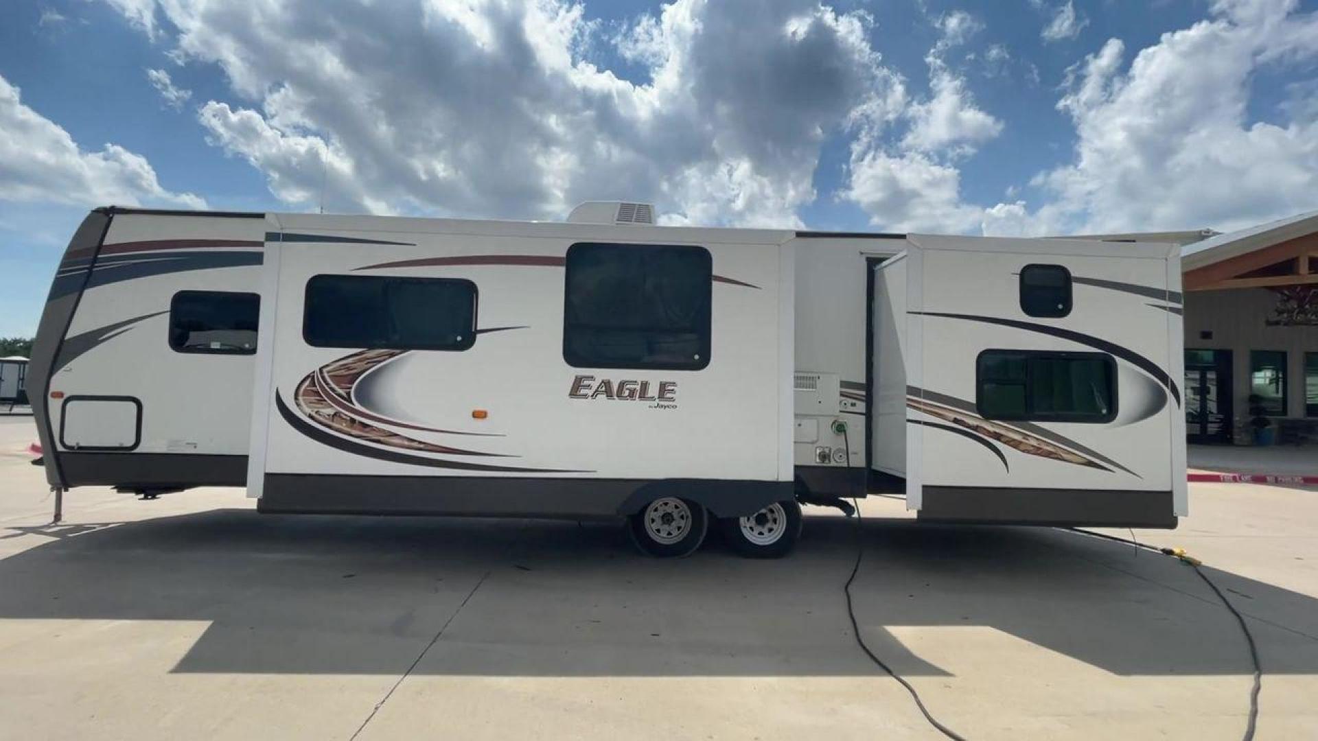 2013 JAYCO EAGLE 314BDS (1UJBJ0BSXD1) , Length: 32.58 ft. | Dry Weight: 7,465 lbs. | Gross Weight: 9,975 lbs. | Slides: 2 transmission, located at 4319 N Main St, Cleburne, TX, 76033, (817) 678-5133, 32.385960, -97.391212 - The 2013 Jayco Eagle 314BDS is a robust and spacious travel trailer designed to deliver a comfortable and enjoyable camping experience for families and groups. It stretches 32.58 feet in length and boasts a dry weight of 7,465 pounds, making it a solid choice for those looking to tow a substantial y - Photo#6