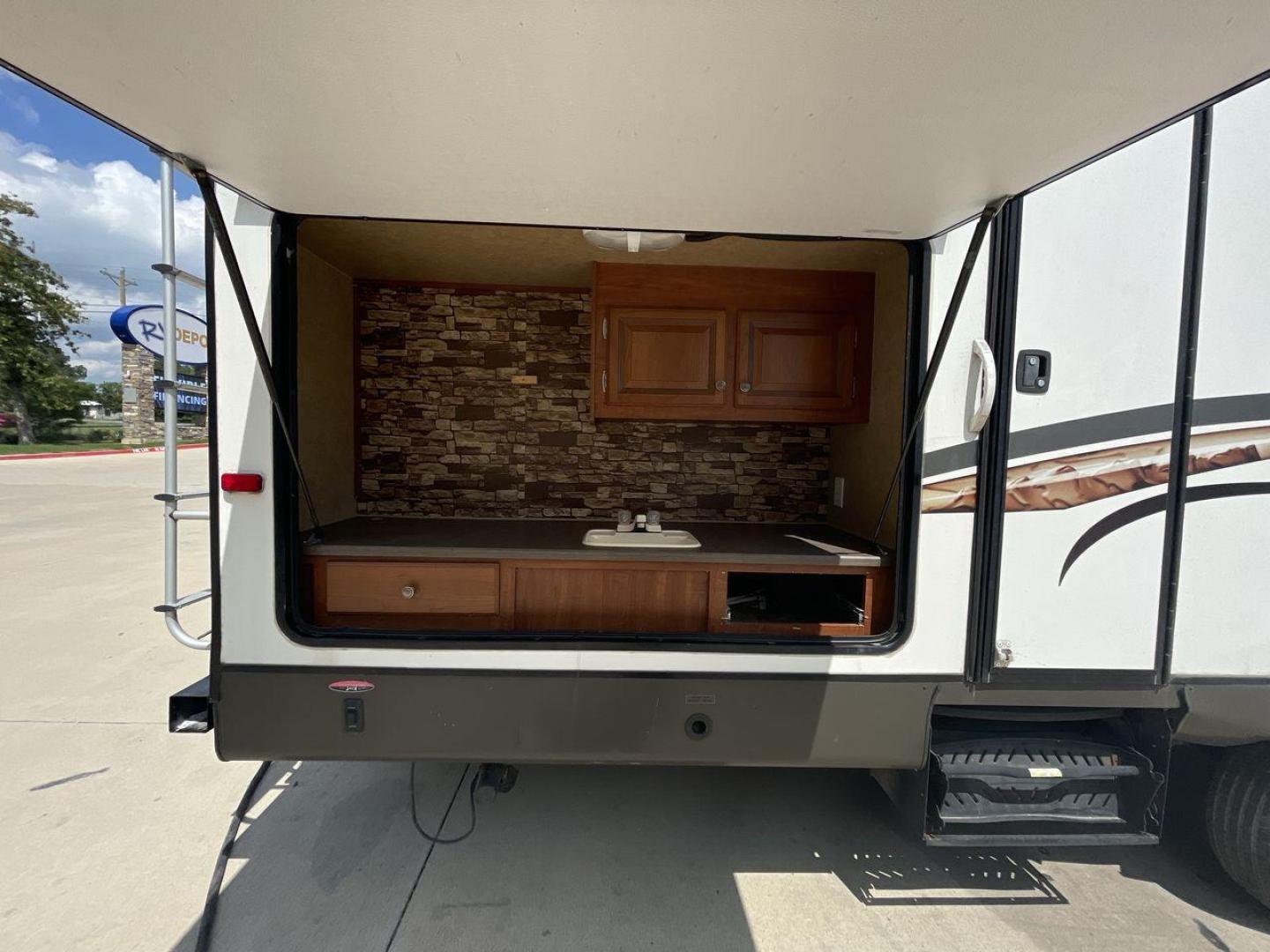 2013 JAYCO EAGLE 314BDS (1UJBJ0BSXD1) , Length: 32.58 ft. | Dry Weight: 7,465 lbs. | Gross Weight: 9,975 lbs. | Slides: 2 transmission, located at 4319 N Main St, Cleburne, TX, 76033, (817) 678-5133, 32.385960, -97.391212 - The 2013 Jayco Eagle 314BDS is a robust and spacious travel trailer designed to deliver a comfortable and enjoyable camping experience for families and groups. It stretches 32.58 feet in length and boasts a dry weight of 7,465 pounds, making it a solid choice for those looking to tow a substantial y - Photo#21