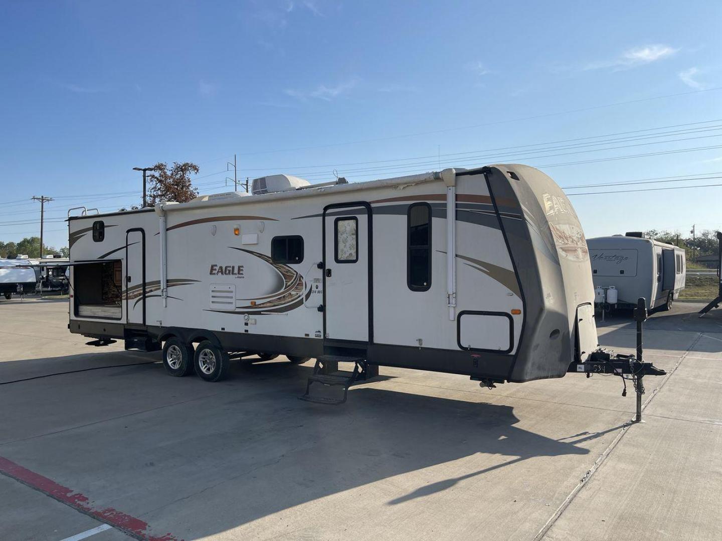 2013 JAYCO EAGLE 314BDS (1UJBJ0BSXD1) , Length: 32.58 ft. | Dry Weight: 7,465 lbs. | Gross Weight: 9,975 lbs. | Slides: 2 transmission, located at 4319 N Main St, Cleburne, TX, 76033, (817) 678-5133, 32.385960, -97.391212 - The 2013 Jayco Eagle 314BDS is a robust and spacious travel trailer designed to deliver a comfortable and enjoyable camping experience for families and groups. It stretches 32.58 feet in length and boasts a dry weight of 7,465 pounds, making it a solid choice for those looking to tow a substantial y - Photo#23