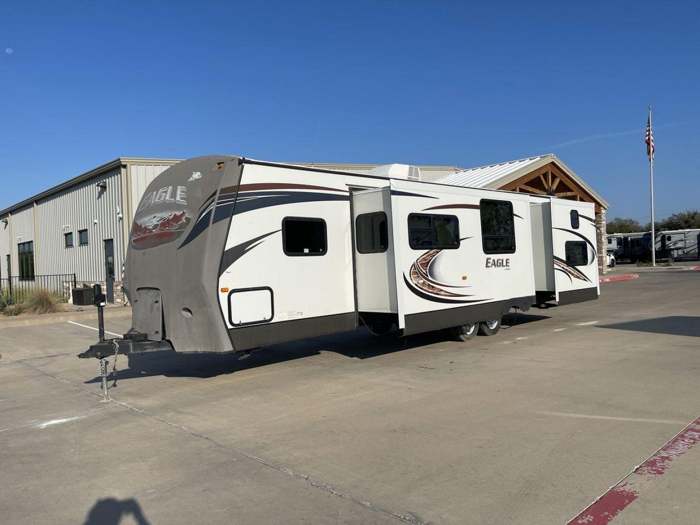 2013 JAYCO EAGLE 314BDS (1UJBJ0BSXD1) , Length: 32.58 ft. | Dry Weight: 7,465 lbs. | Gross Weight: 9,975 lbs. | Slides: 2 transmission, located at 4319 N Main St, Cleburne, TX, 76033, (817) 678-5133, 32.385960, -97.391212 - The 2013 Jayco Eagle 314BDS is a robust and spacious travel trailer designed to deliver a comfortable and enjoyable camping experience for families and groups. It stretches 32.58 feet in length and boasts a dry weight of 7,465 pounds, making it a solid choice for those looking to tow a substantial y - Photo#24