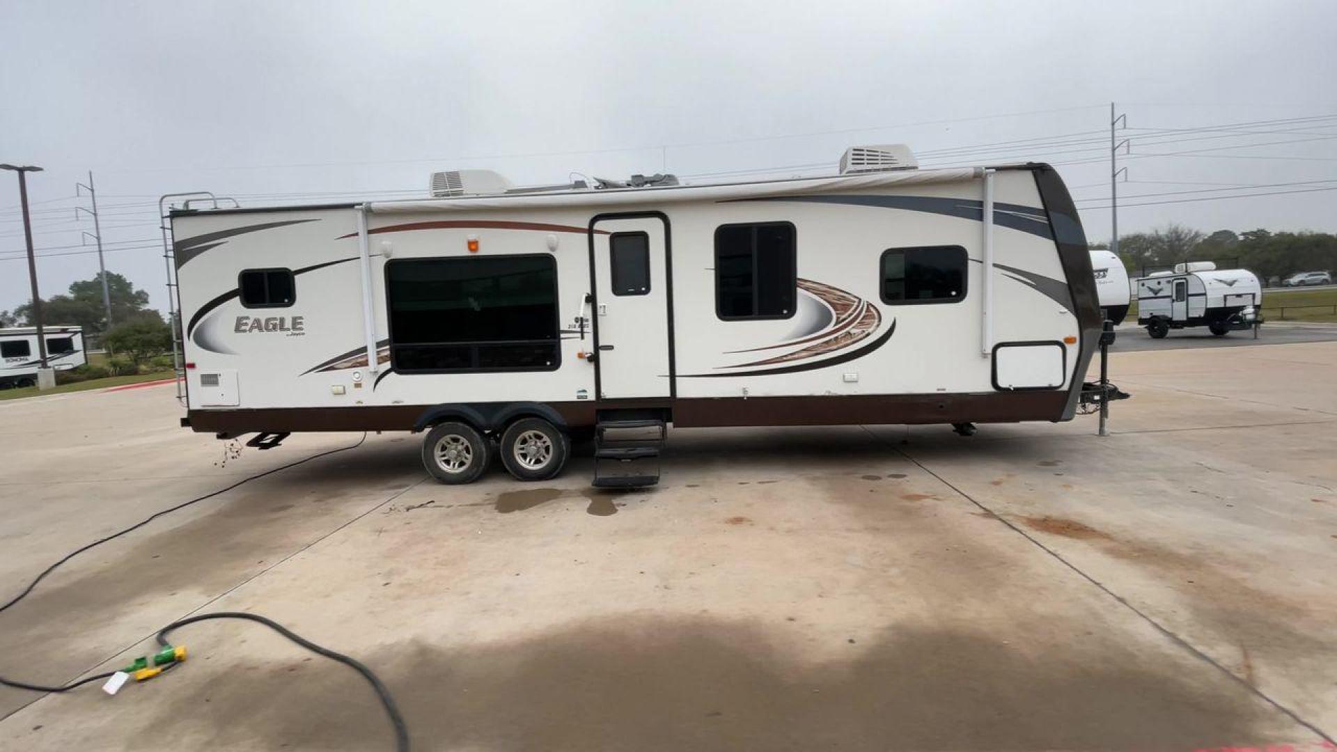 2013 WHITE JAYCO EAGLE 316RKTS (1UJBJ0BS3D1) , Length: 34.17 ft. | Dry Weight: 7,240 lbs. | Gross Weight: 9,750 lbs. | Slides: 2 transmission, located at 4319 N Main St, Cleburne, TX, 76033, (817) 678-5133, 32.385960, -97.391212 - Photo#2