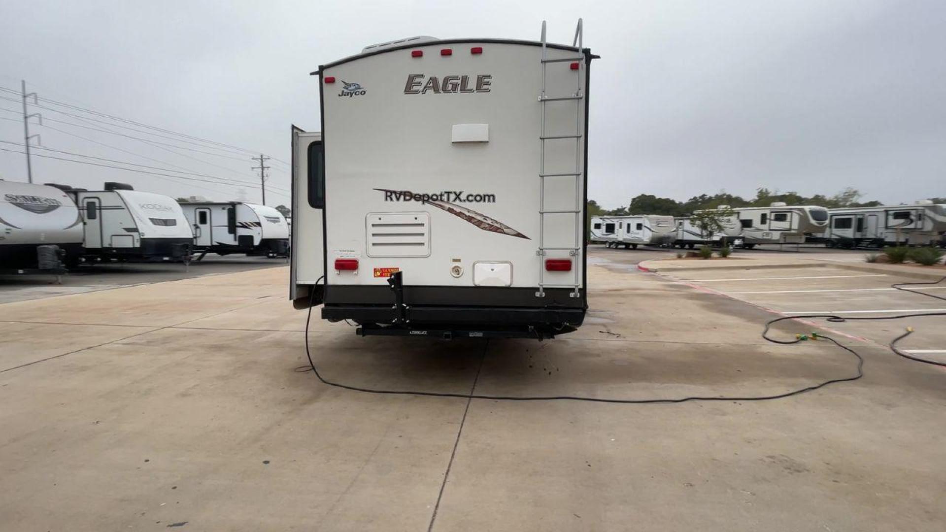 2013 WHITE JAYCO EAGLE 316RKTS (1UJBJ0BS3D1) , Length: 34.17 ft. | Dry Weight: 7,240 lbs. | Gross Weight: 9,750 lbs. | Slides: 2 transmission, located at 4319 N Main St, Cleburne, TX, 76033, (817) 678-5133, 32.385960, -97.391212 - Photo#8