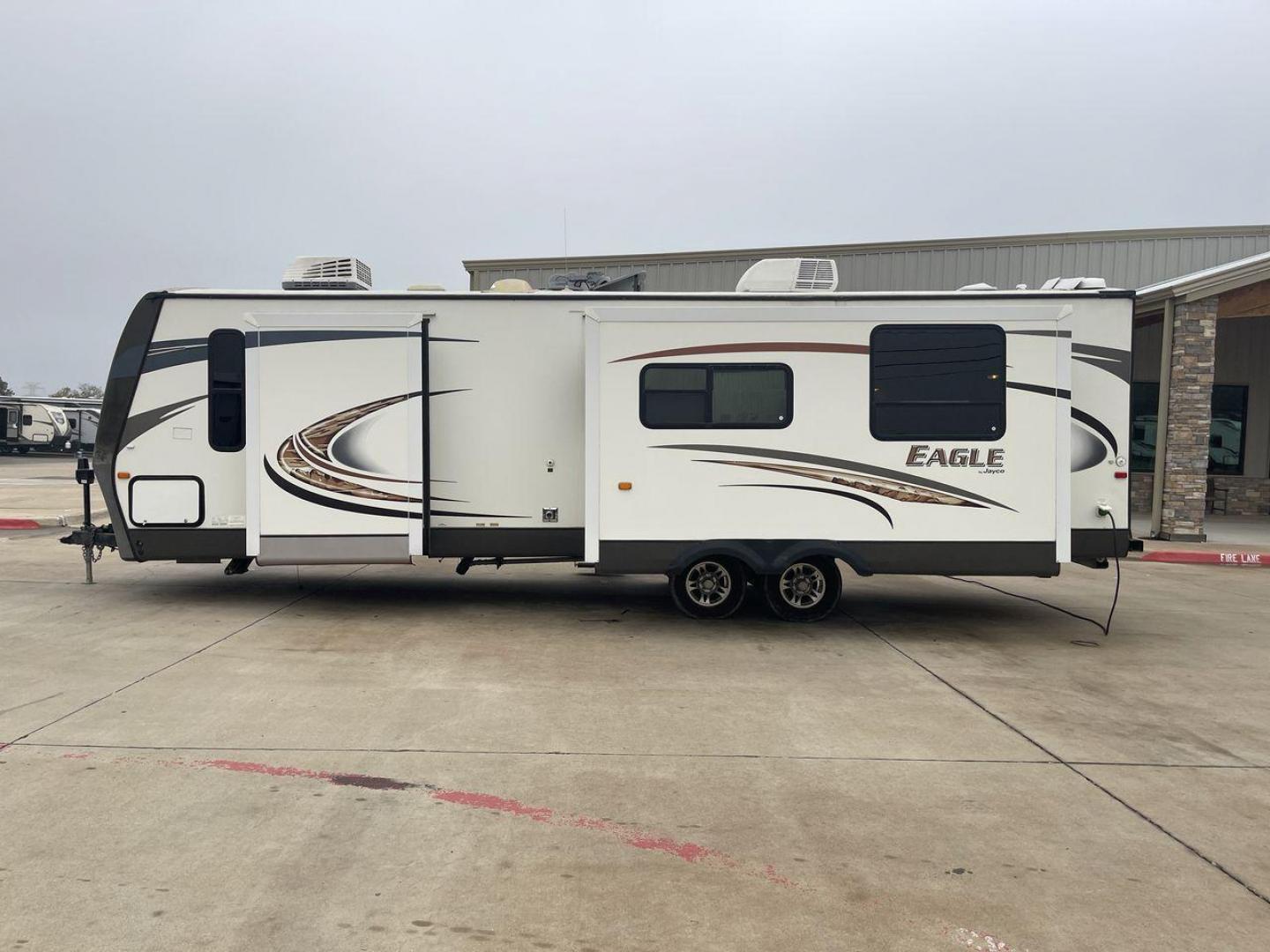 2013 WHITE JAYCO EAGLE 316RKTS (1UJBJ0BS3D1) , Length: 34.17 ft. | Dry Weight: 7,240 lbs. | Gross Weight: 9,750 lbs. | Slides: 2 transmission, located at 4319 N Main St, Cleburne, TX, 76033, (817) 678-5133, 32.385960, -97.391212 - Photo#21