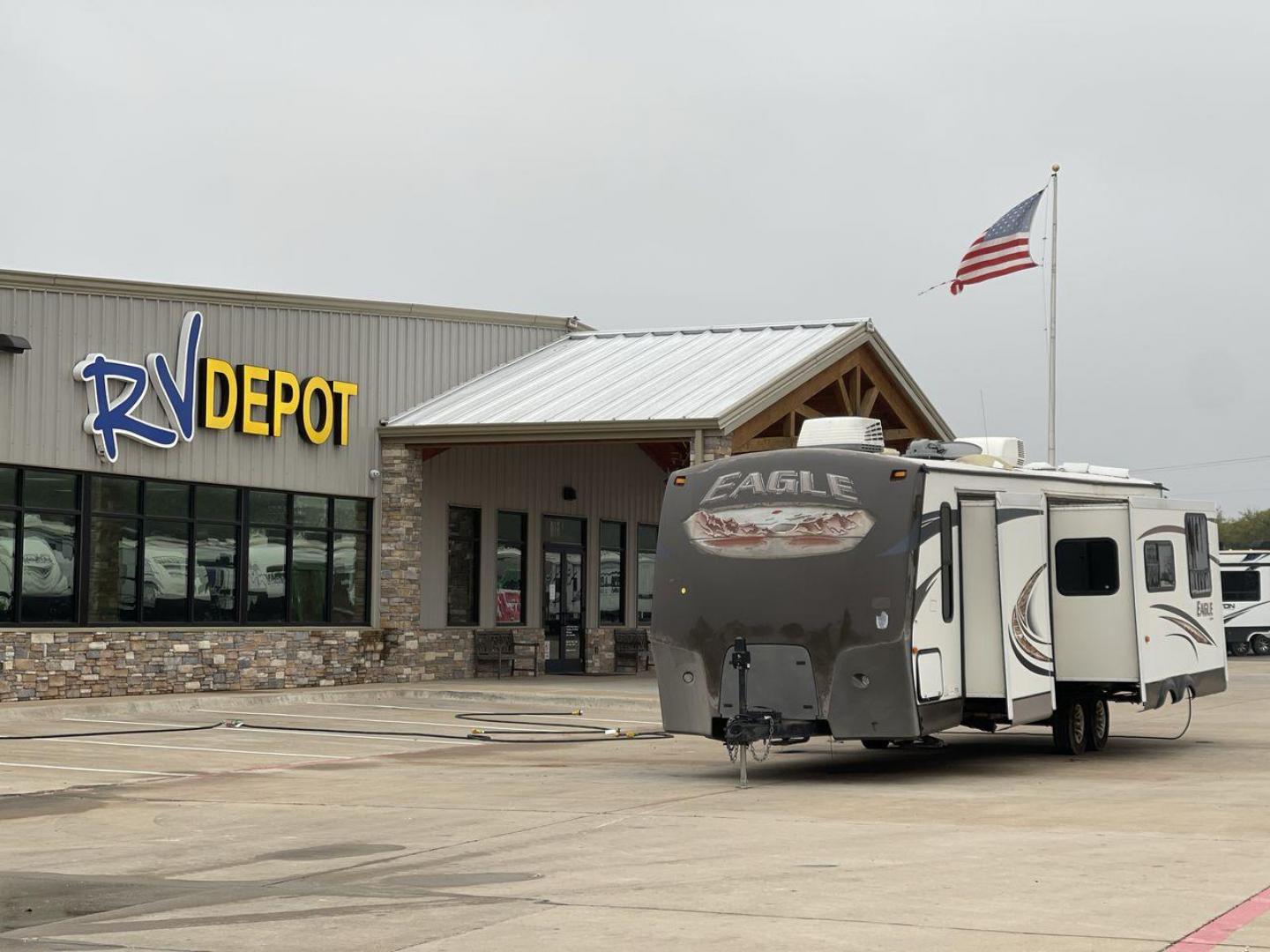 2013 WHITE JAYCO EAGLE 316RKTS (1UJBJ0BS3D1) , Length: 34.17 ft. | Dry Weight: 7,240 lbs. | Gross Weight: 9,750 lbs. | Slides: 2 transmission, located at 4319 N Main St, Cleburne, TX, 76033, (817) 678-5133, 32.385960, -97.391212 - Photo#0