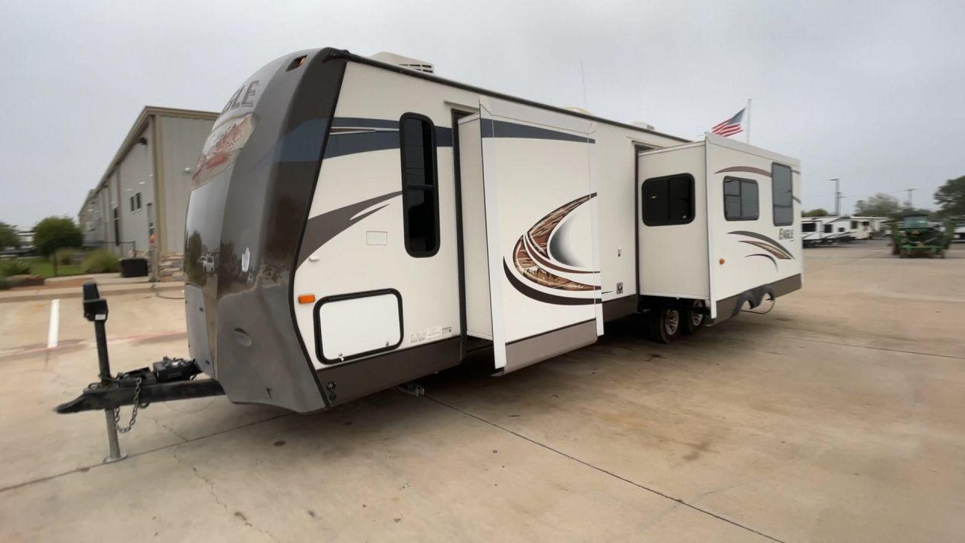 2013 WHITE JAYCO EAGLE 316RKTS (1UJBJ0BS3D1) , Length: 34.17 ft. | Dry Weight: 7,240 lbs. | Gross Weight: 9,750 lbs. | Slides: 2 transmission, located at 4319 N Main St, Cleburne, TX, 76033, (817) 678-5133, 32.385960, -97.391212 - Photo#5