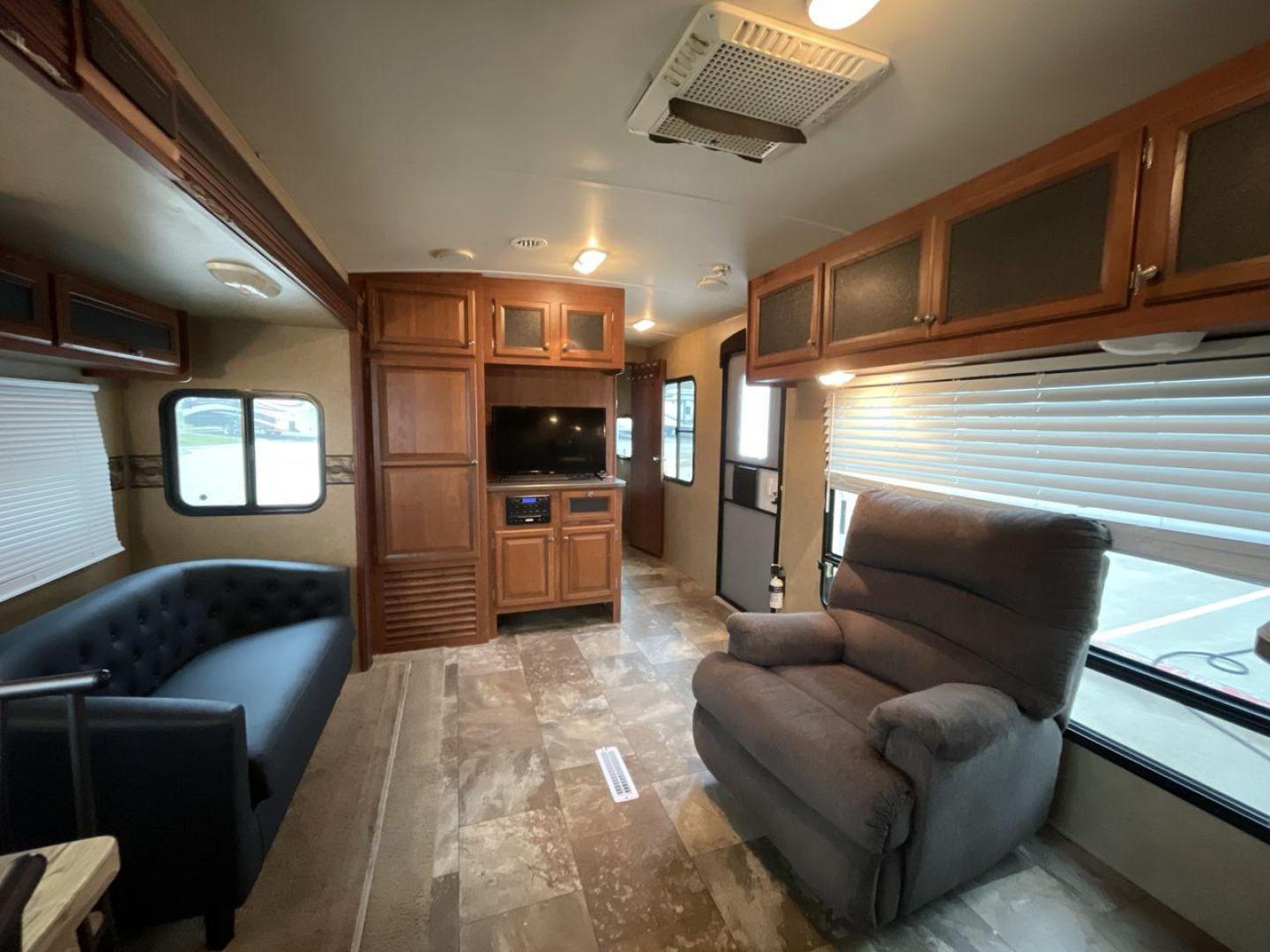 2013 WHITE JAYCO EAGLE 316RKTS (1UJBJ0BS3D1) , Length: 34.17 ft. | Dry Weight: 7,240 lbs. | Gross Weight: 9,750 lbs. | Slides: 2 transmission, located at 4319 N Main St, Cleburne, TX, 76033, (817) 678-5133, 32.385960, -97.391212 - Photo#11