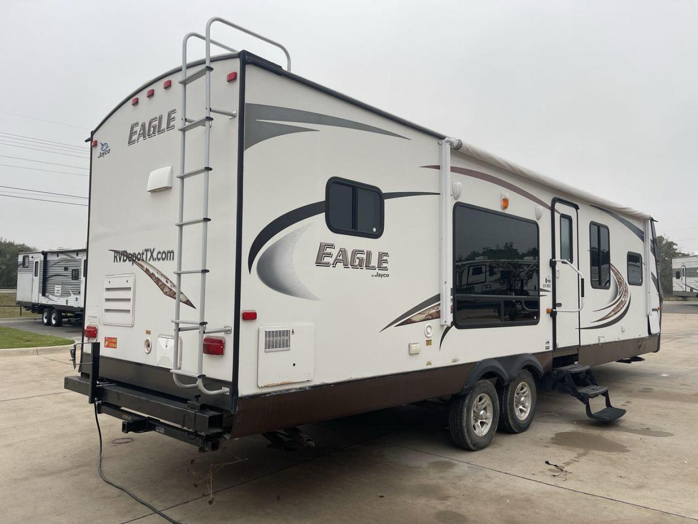 2013 WHITE JAYCO EAGLE 316RKTS (1UJBJ0BS3D1) , Length: 34.17 ft. | Dry Weight: 7,240 lbs. | Gross Weight: 9,750 lbs. | Slides: 2 transmission, located at 4319 N Main St, Cleburne, TX, 76033, (817) 678-5133, 32.385960, -97.391212 - Photo#23