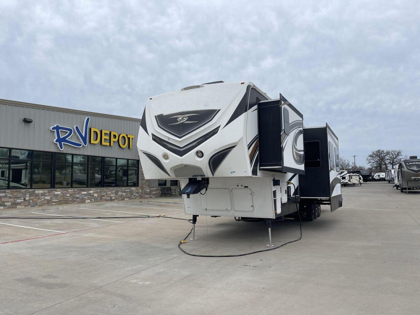 2013 KEYSTONE FUZION 390 (4YDF39021DF) , located at 4319 N Main St, Cleburne, TX, 76033, (817) 678-5133, 32.385960, -97.391212 - Photo#0