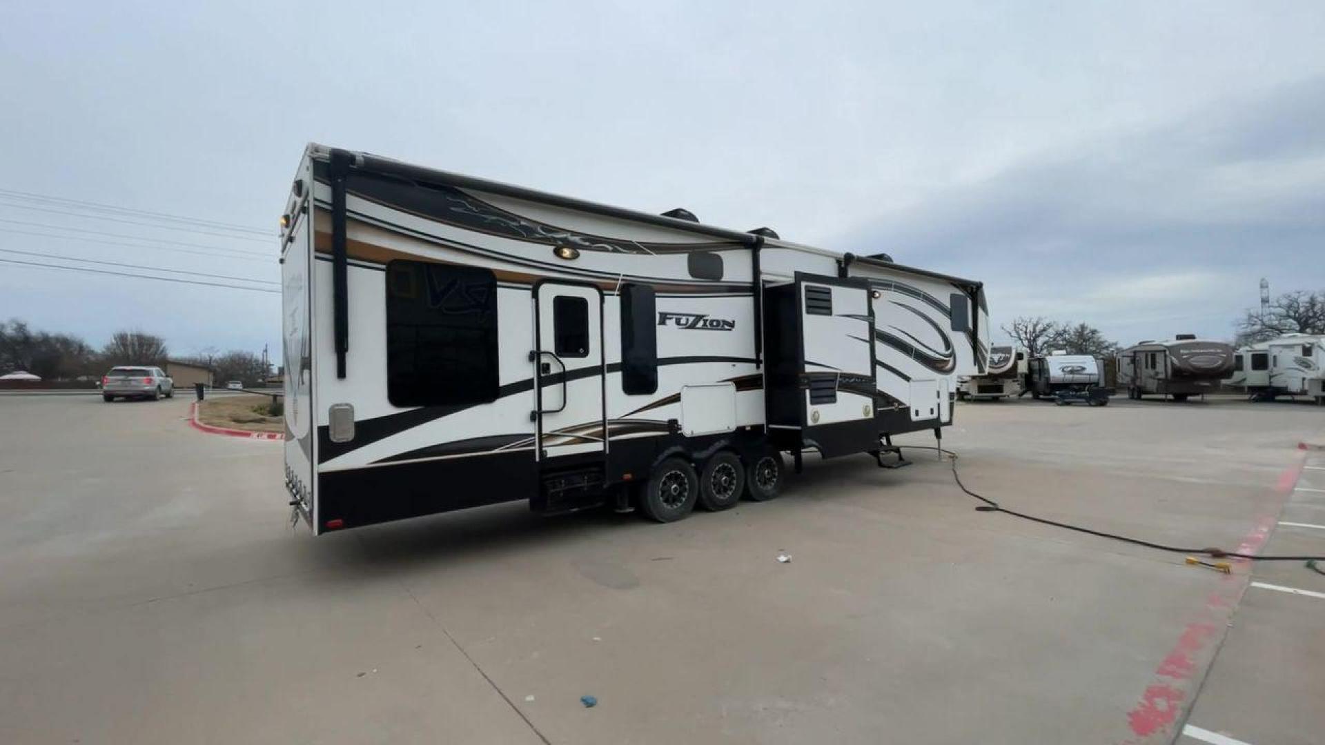 2013 KEYSTONE FUZION 390 (4YDF39021DF) , located at 4319 N Main St, Cleburne, TX, 76033, (817) 678-5133, 32.385960, -97.391212 - Photo#1