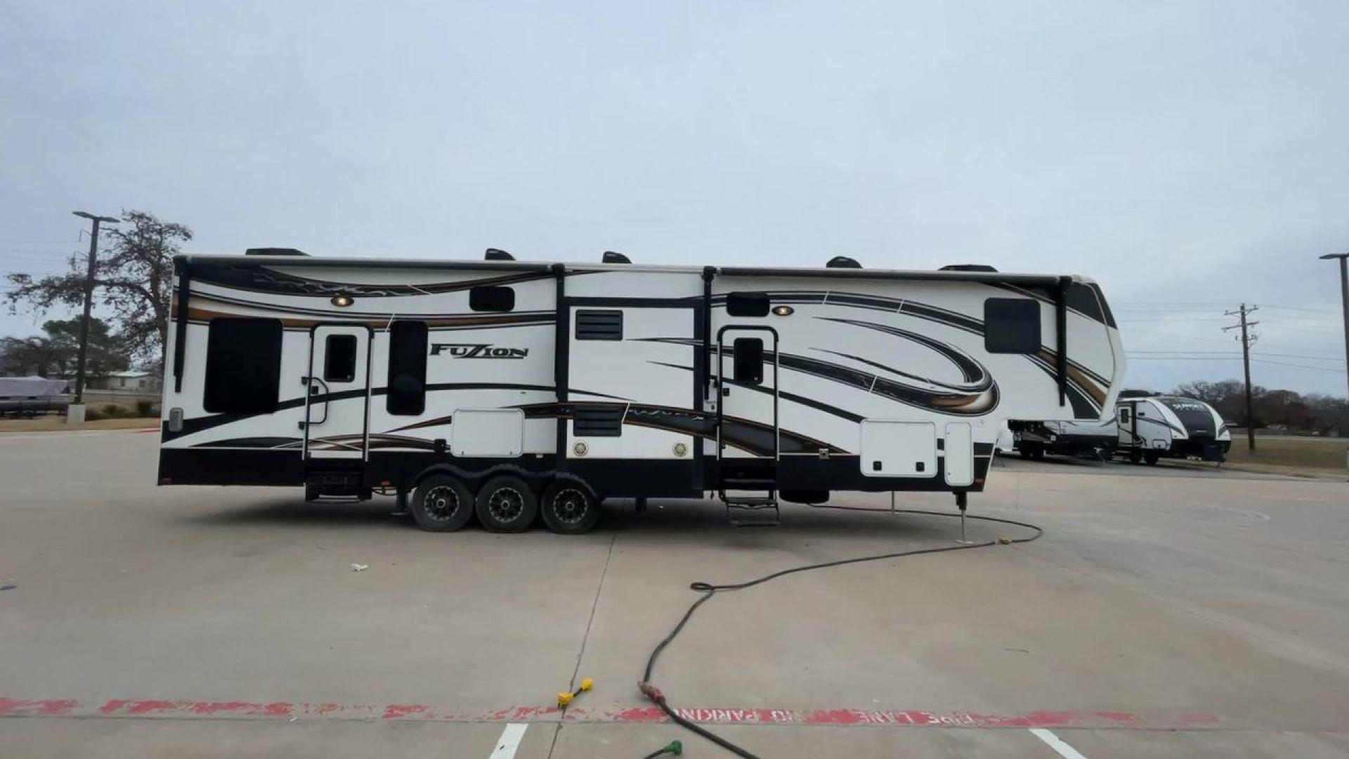 2013 KEYSTONE FUZION 390 (4YDF39021DF) , located at 4319 N Main St, Cleburne, TX, 76033, (817) 678-5133, 32.385960, -97.391212 - Photo#2