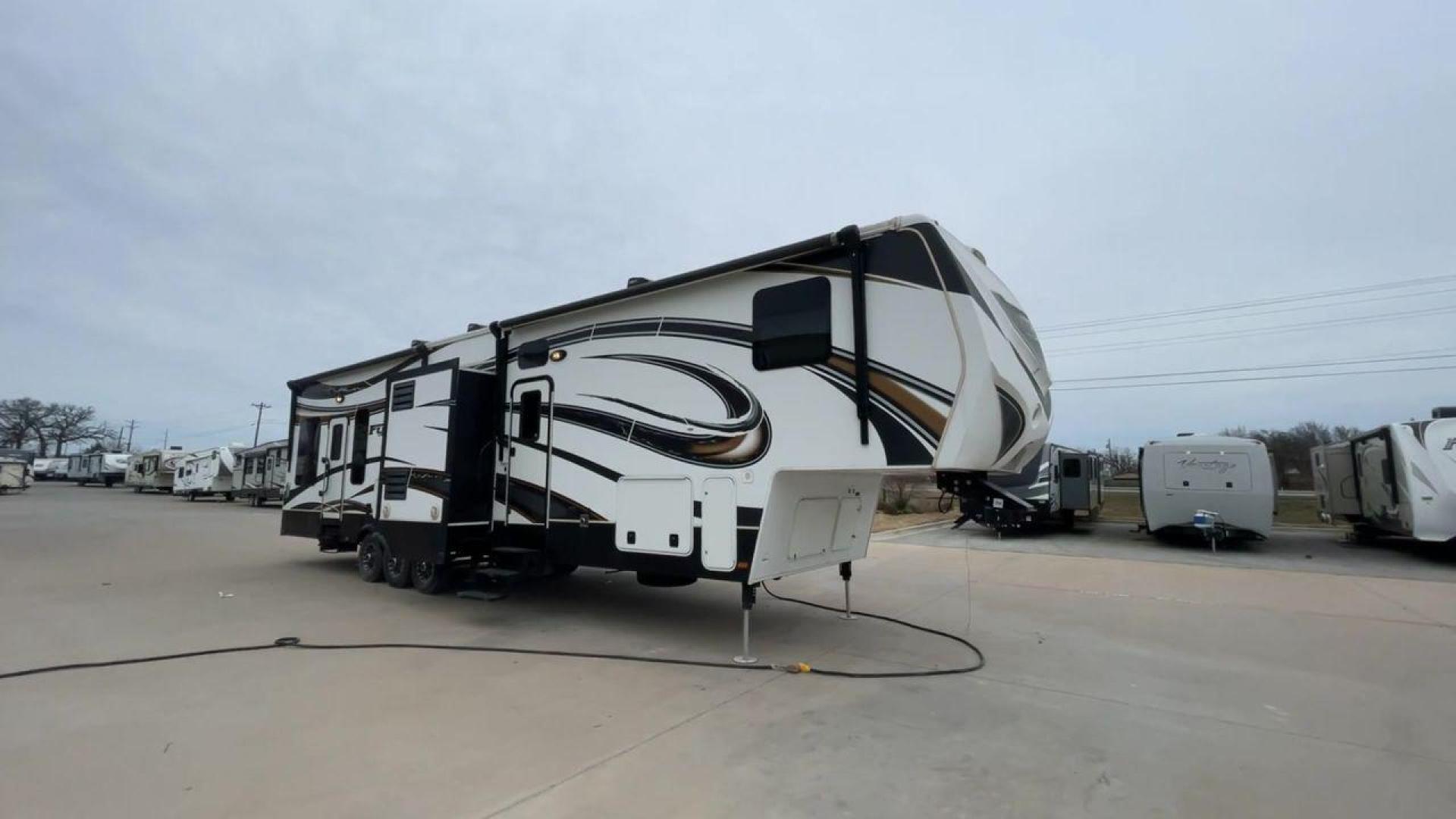 2013 KEYSTONE FUZION 390 (4YDF39021DF) , located at 4319 N Main St, Cleburne, TX, 76033, (817) 678-5133, 32.385960, -97.391212 - Photo#3