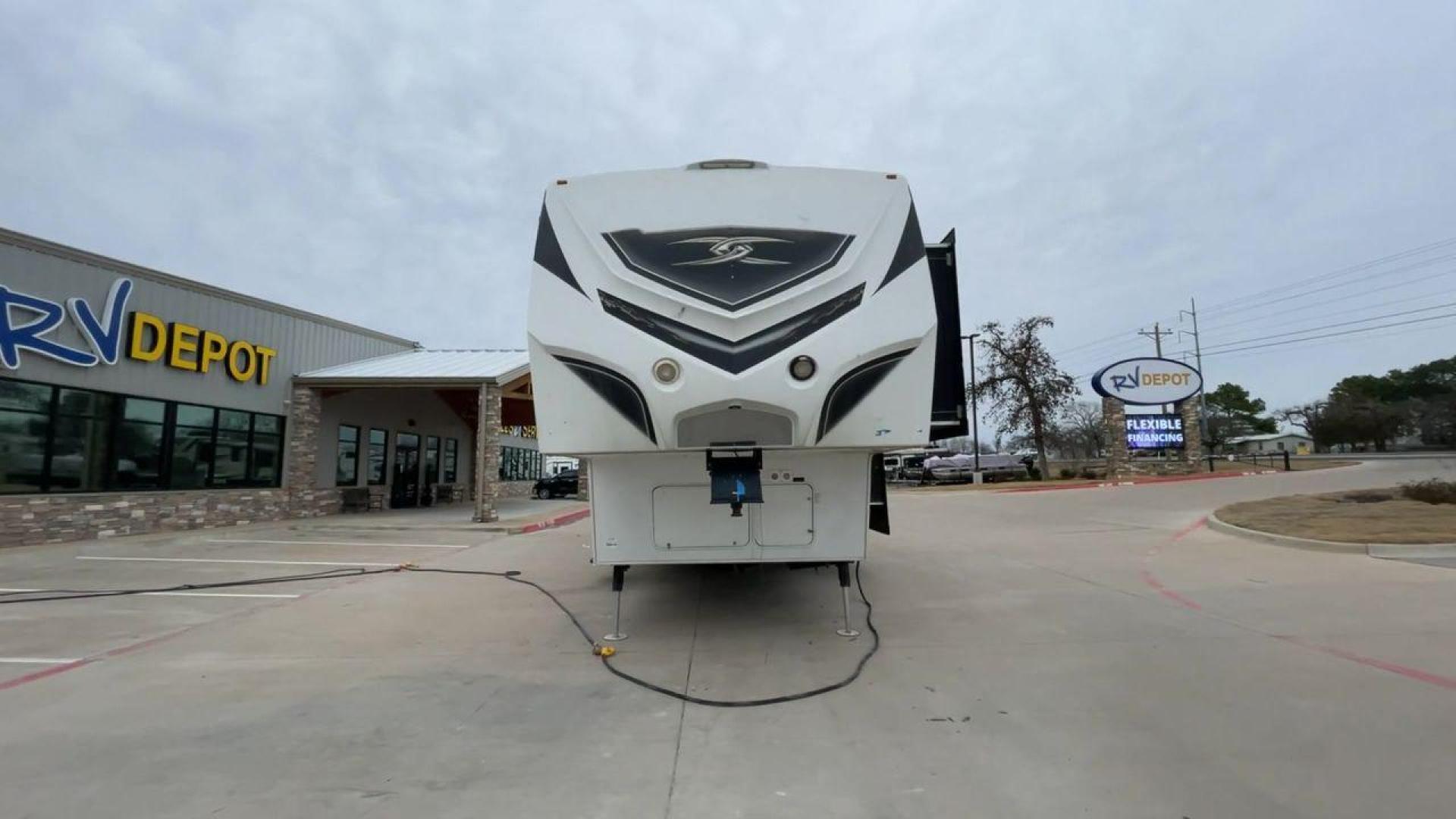 2013 KEYSTONE FUZION 390 (4YDF39021DF) , located at 4319 N Main St, Cleburne, TX, 76033, (817) 678-5133, 32.385960, -97.391212 - Photo#4