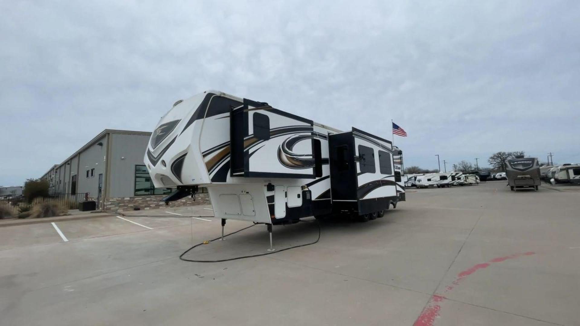 2013 KEYSTONE FUZION 390 (4YDF39021DF) , located at 4319 N Main St, Cleburne, TX, 76033, (817) 678-5133, 32.385960, -97.391212 - Photo#5