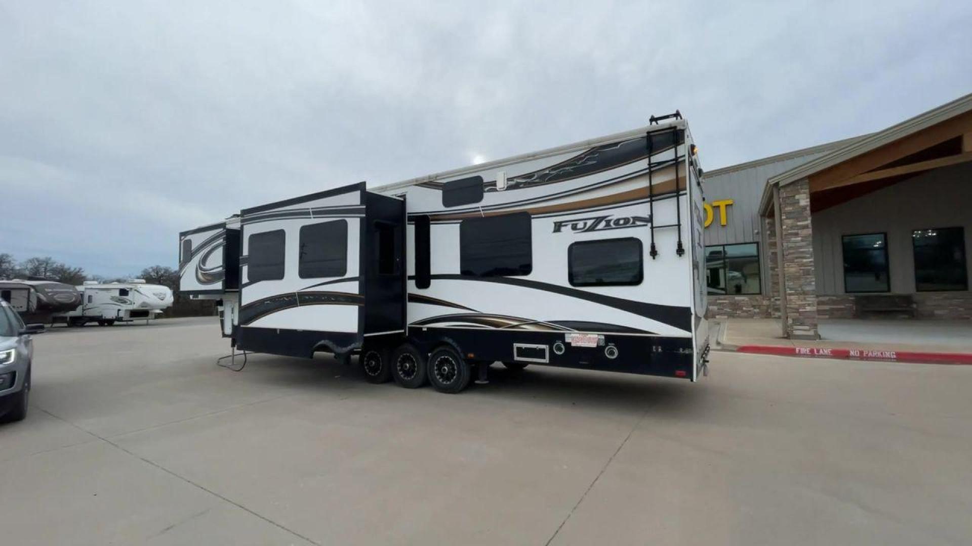 2013 KEYSTONE FUZION 390 (4YDF39021DF) , located at 4319 N Main St, Cleburne, TX, 76033, (817) 678-5133, 32.385960, -97.391212 - Photo#7