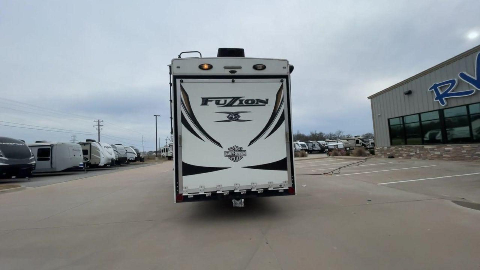 2013 KEYSTONE FUZION 390 (4YDF39021DF) , located at 4319 N Main St, Cleburne, TX, 76033, (817) 678-5133, 32.385960, -97.391212 - Photo#8