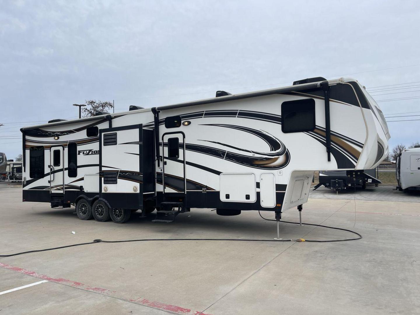 2013 KEYSTONE FUZION 390 (4YDF39021DF) , located at 4319 N Main St, Cleburne, TX, 76033, (817) 678-5133, 32.385960, -97.391212 - Photo#22