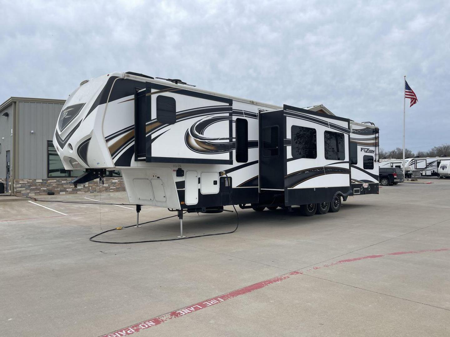 2013 KEYSTONE FUZION 390 (4YDF39021DF) , located at 4319 N Main St, Cleburne, TX, 76033, (817) 678-5133, 32.385960, -97.391212 - Photo#23