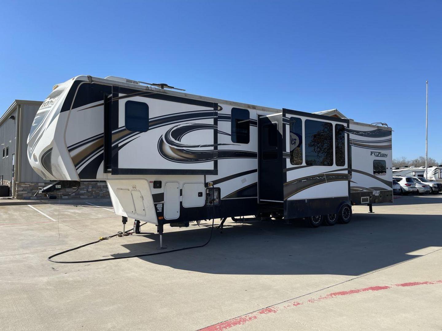 2013 WHITE KEYSTONE FUZION FZ399 - (4YDF39923DF) , Length: 41 ft. | Dry Weight: 13,880 lbs. | Gross Weight: 18,000 lbs. | Slides: 3 transmission, located at 4319 N Main St, Cleburne, TX, 76033, (817) 678-5133, 32.385960, -97.391212 - The 2013 Keystone Fuzion FZ399 toy hauler measures 41 ft in length, 8.5 ft in width, and 13.25 ft in height. It has a dry weight of 13,880 lbs with a payload capacity of 4,120 lbs. The GVWR is 18,000 lbs and has a hitch weight of 3,560 lbs. This has a triple axle and triple slide with one 20 ft powe - Photo#24