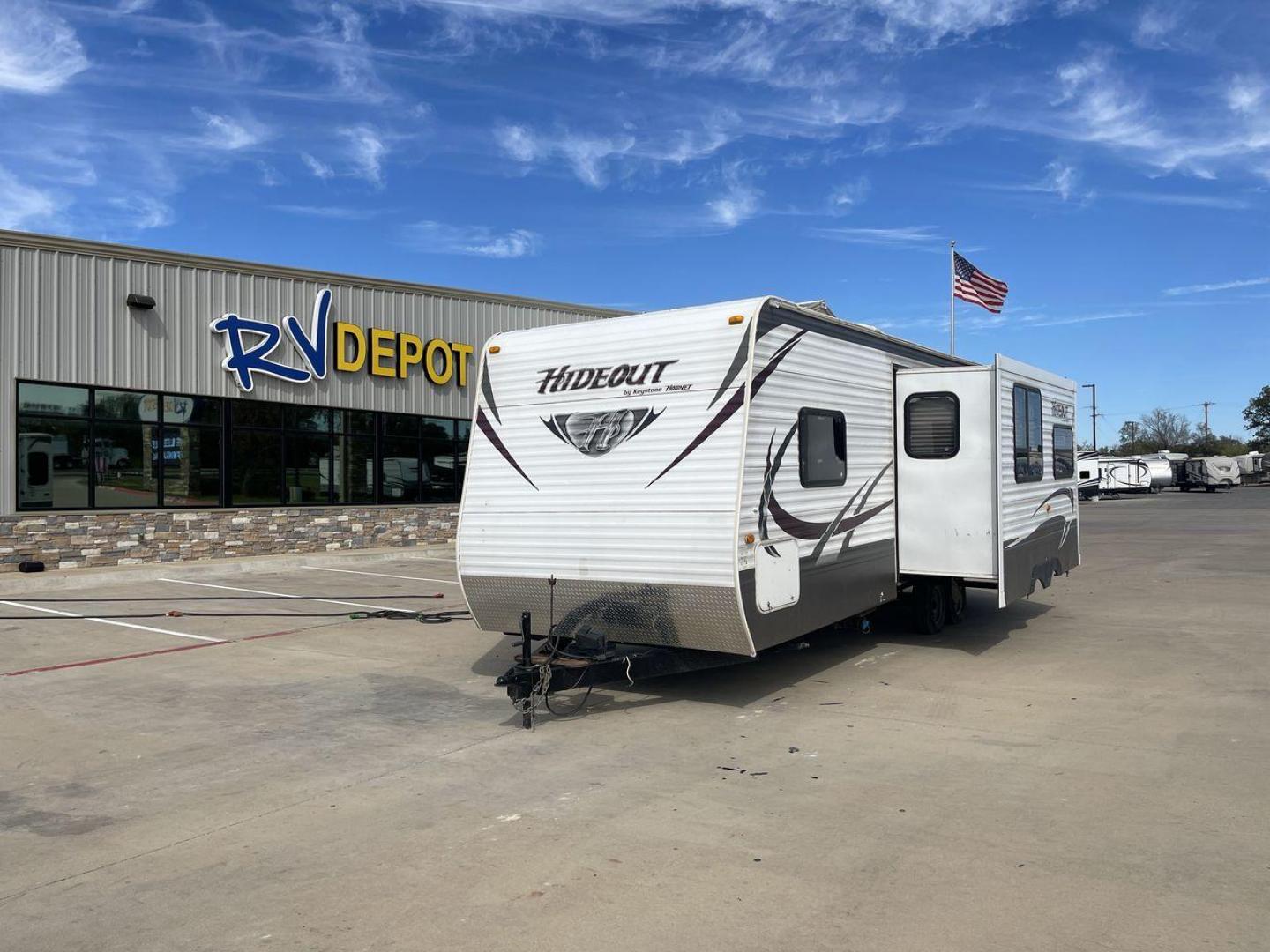 2013 WHITE KEYSTONE HIDEOUT 26RLS (4YDT26R27D7) , Length: 29.92 ft. | Dry Weight: 6,290 lbs. | Gross Weight: 7,825 lbs. | Slides: 1 transmission, located at 4319 N Main St, Cleburne, TX, 76033, (817) 678-5133, 32.385960, -97.391212 - Photo#0